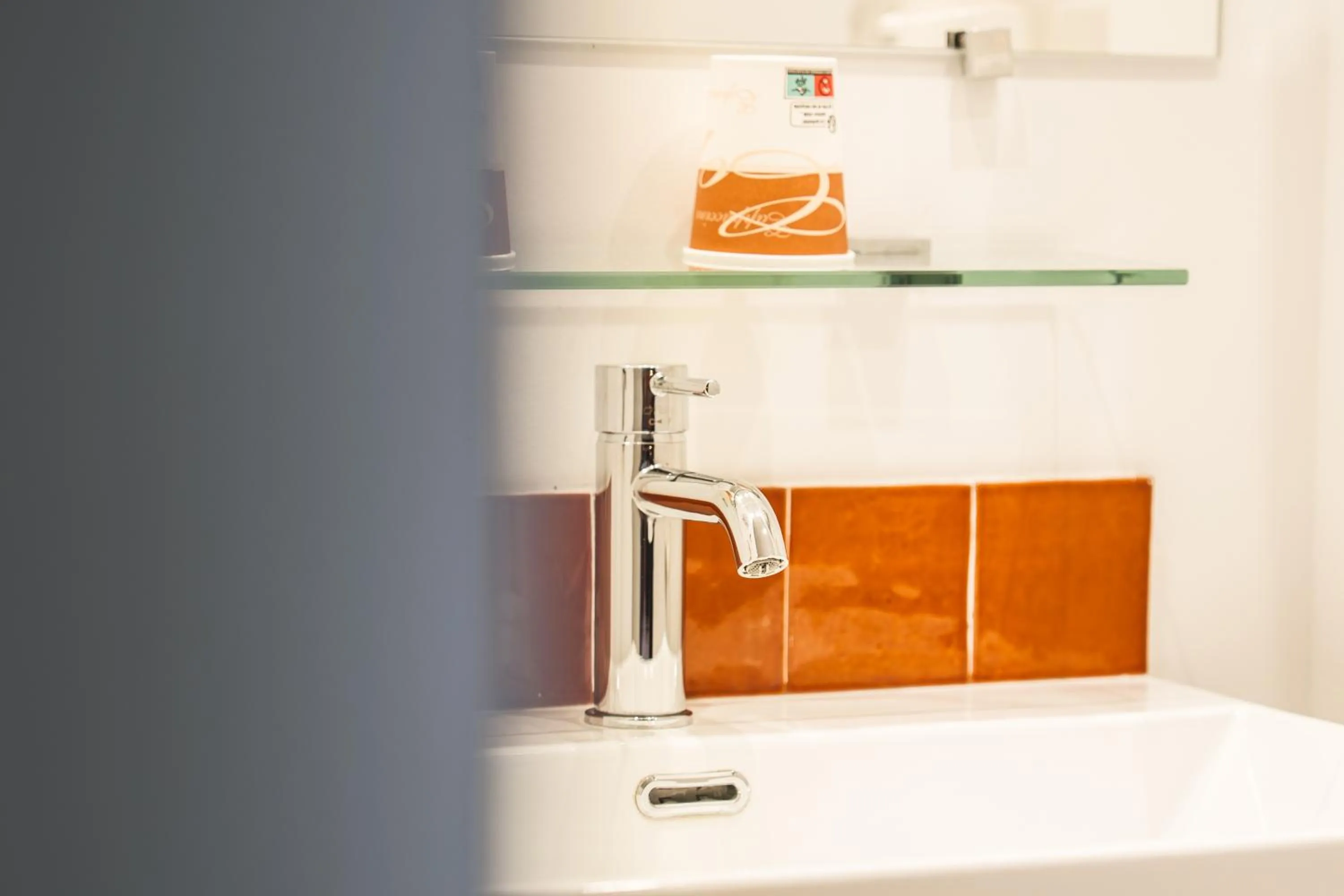 Bathroom in Hotel Acadie Eragny