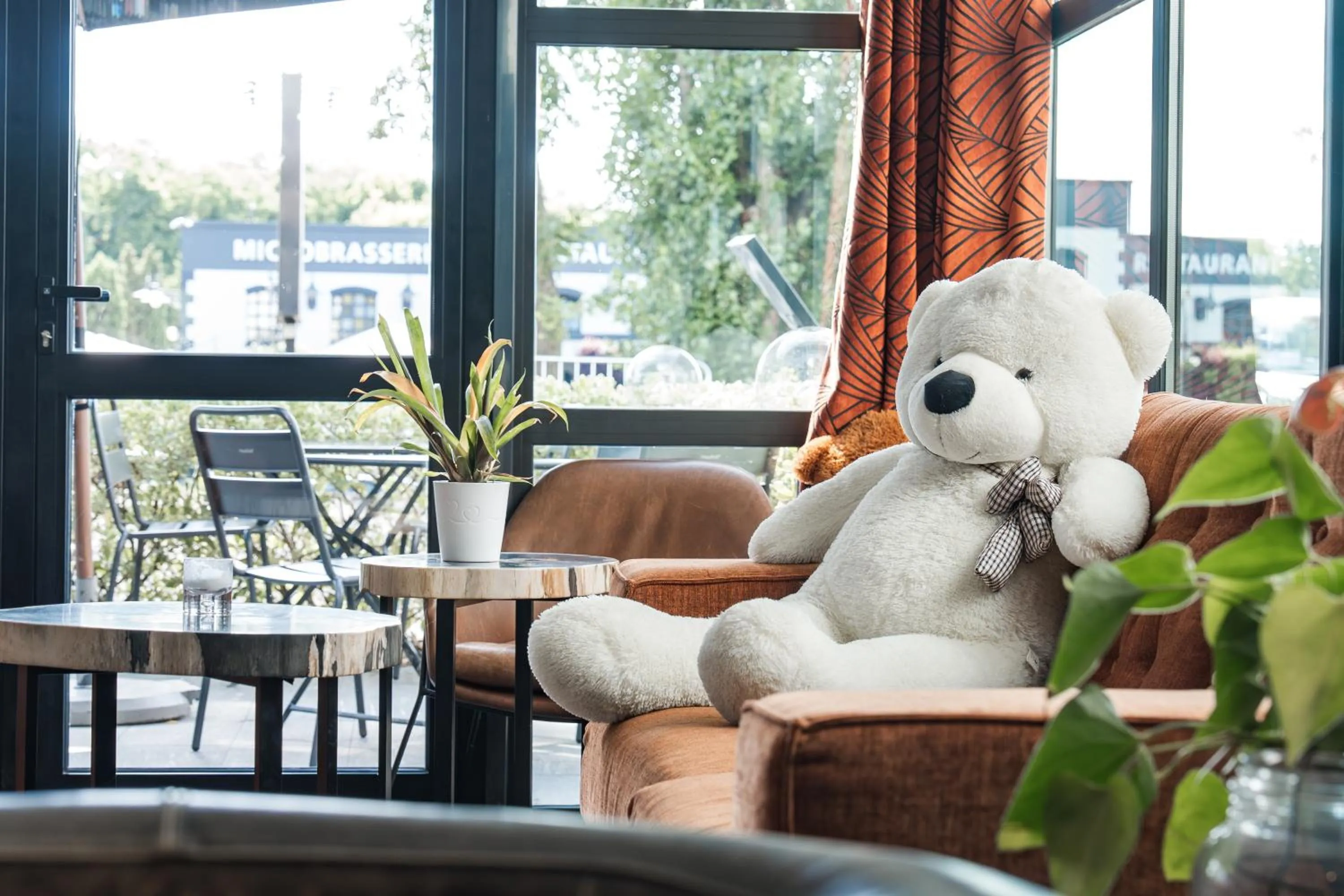 Communal lounge/ TV room in Hotel Acadie Eragny