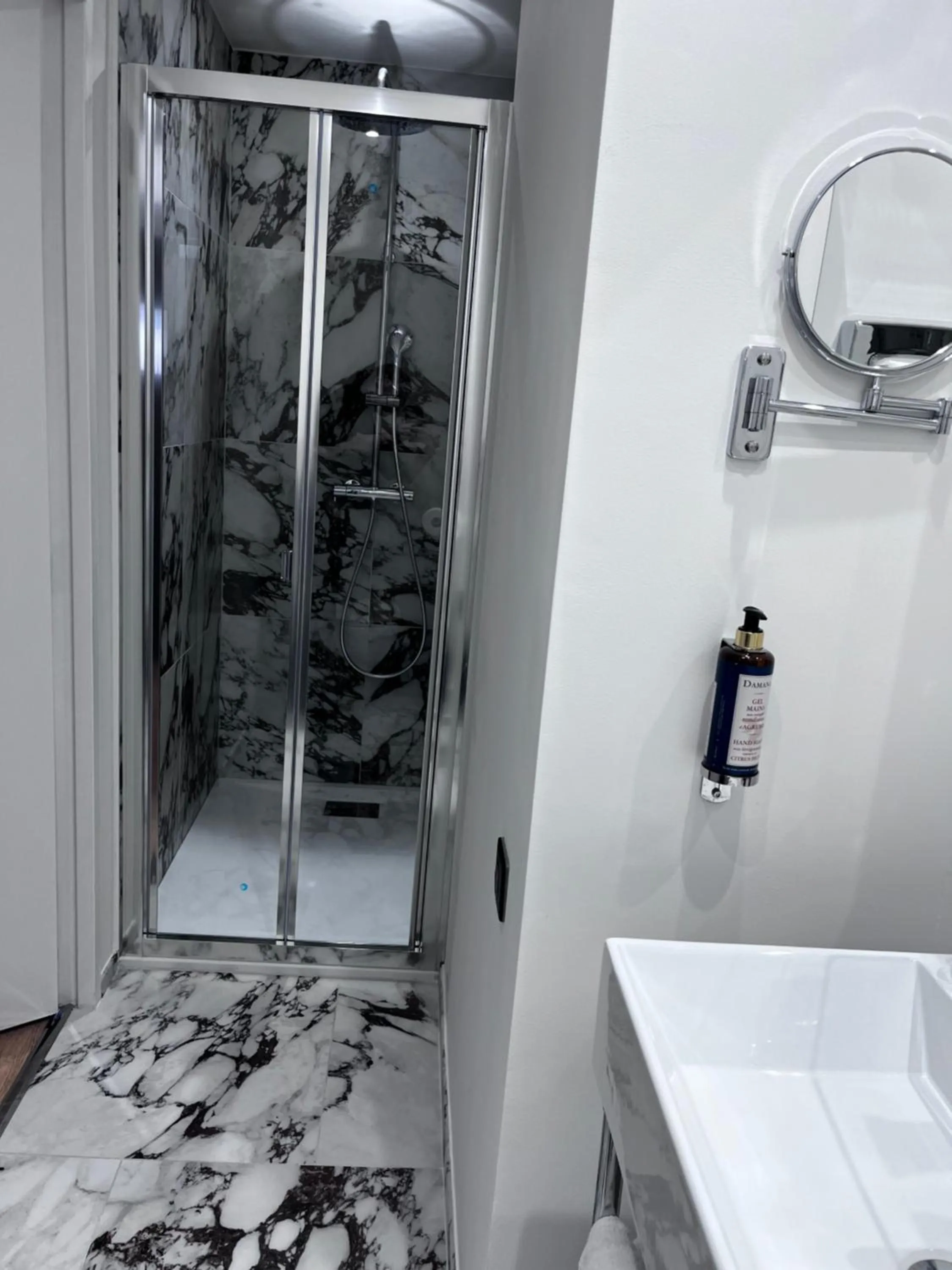 Shower in Hotel Acadie Eragny