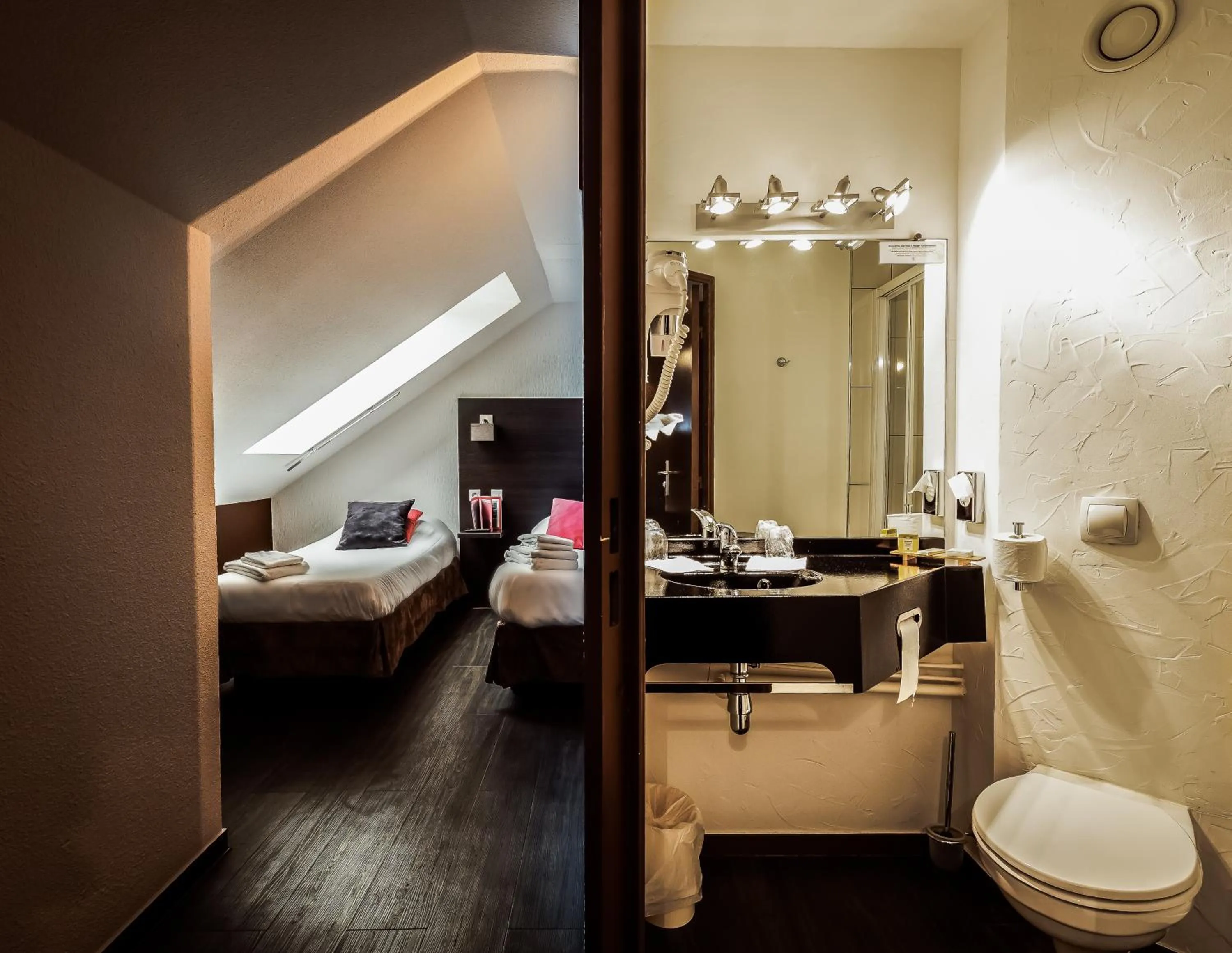 Bathroom, Bed in Logis Hotel Lons-le-Saunier - Restaurant Le Grill