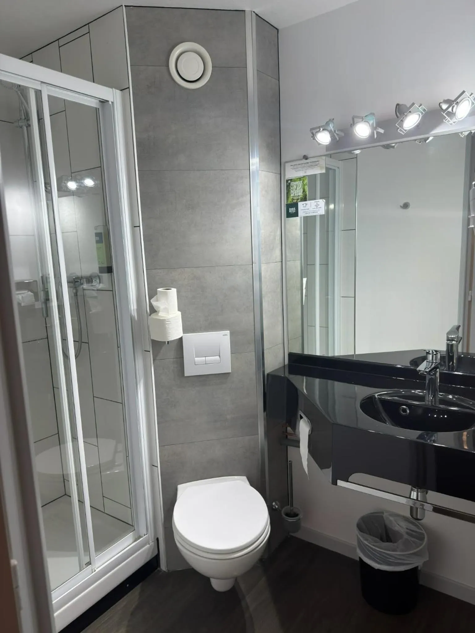 Shower in Logis Hotel Lons-le-Saunier - Restaurant Le Grill