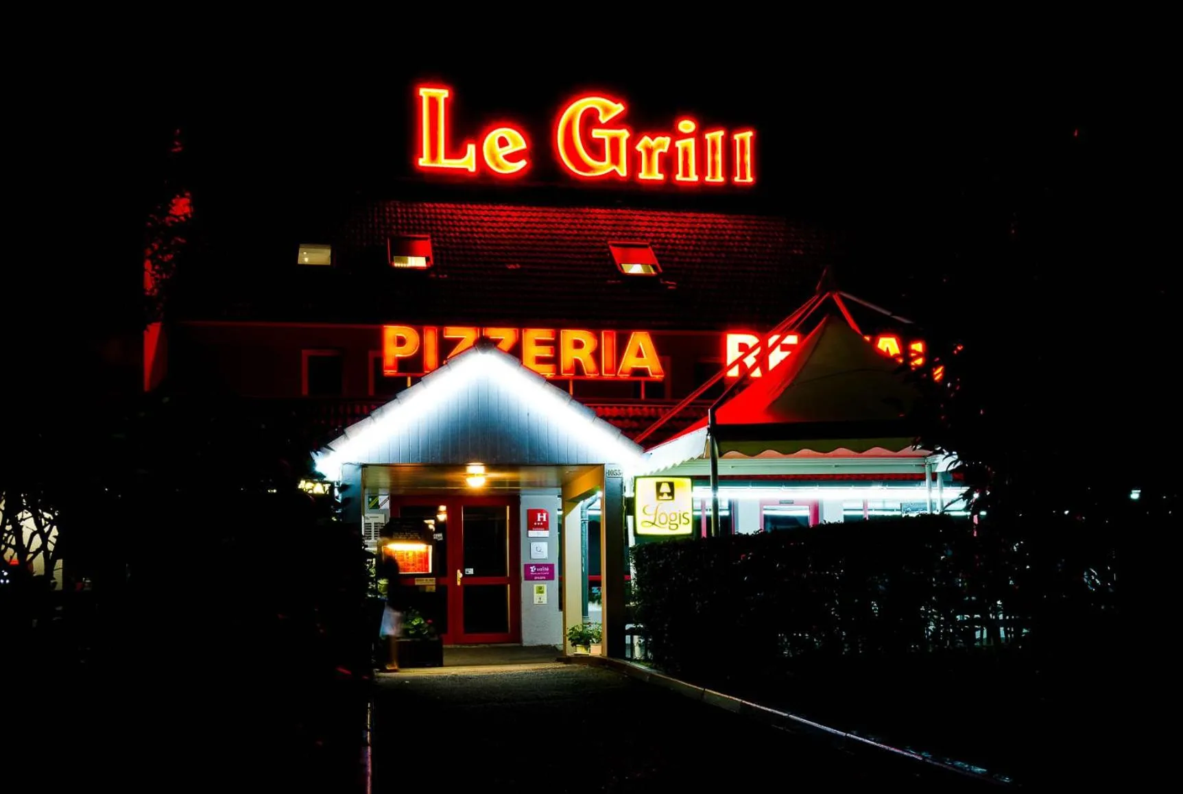 Facade/entrance in Logis Hotel Lons-le-Saunier - Restaurant Le Grill