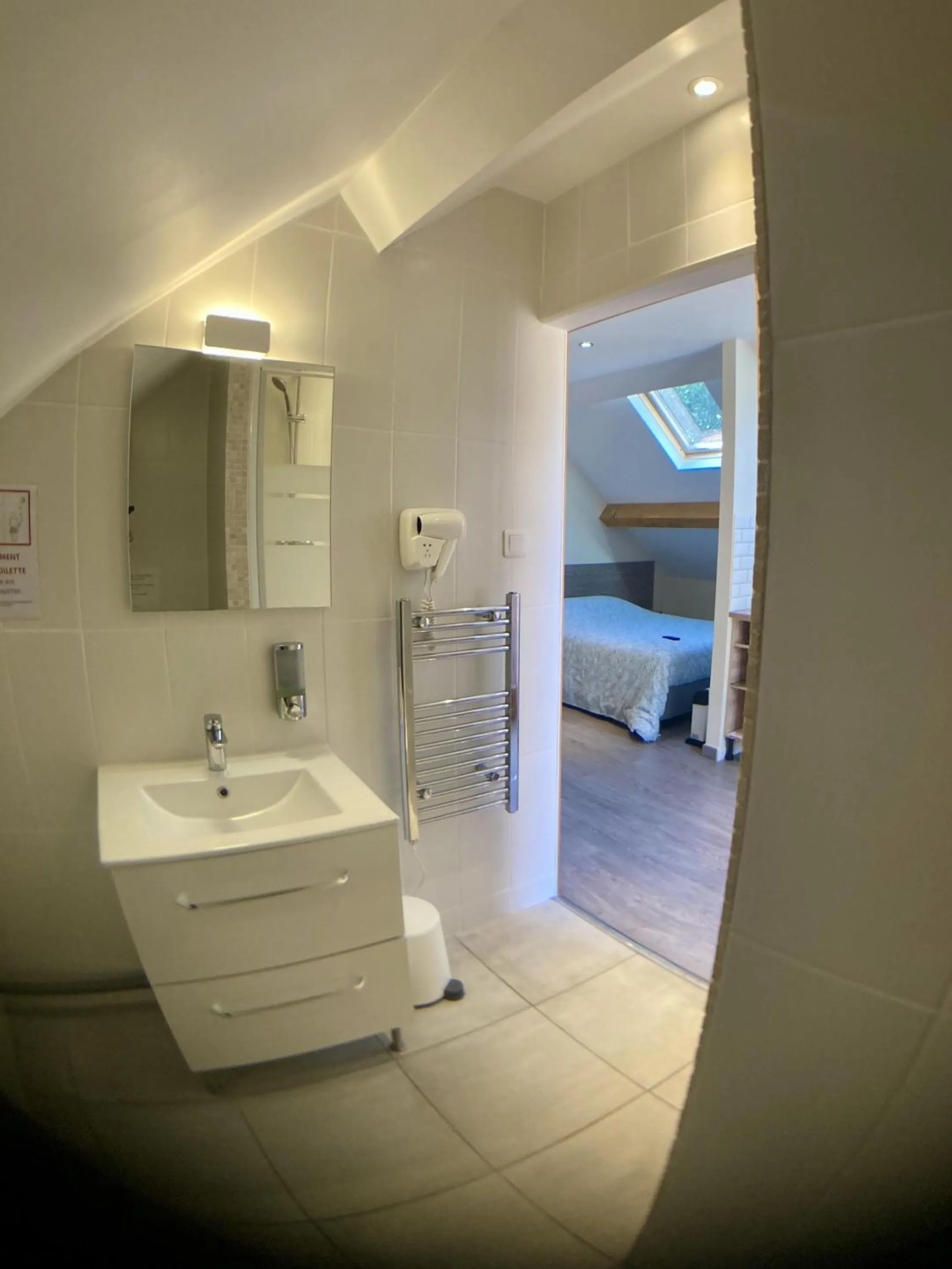 Bathroom, Bed in Beauval Chambre