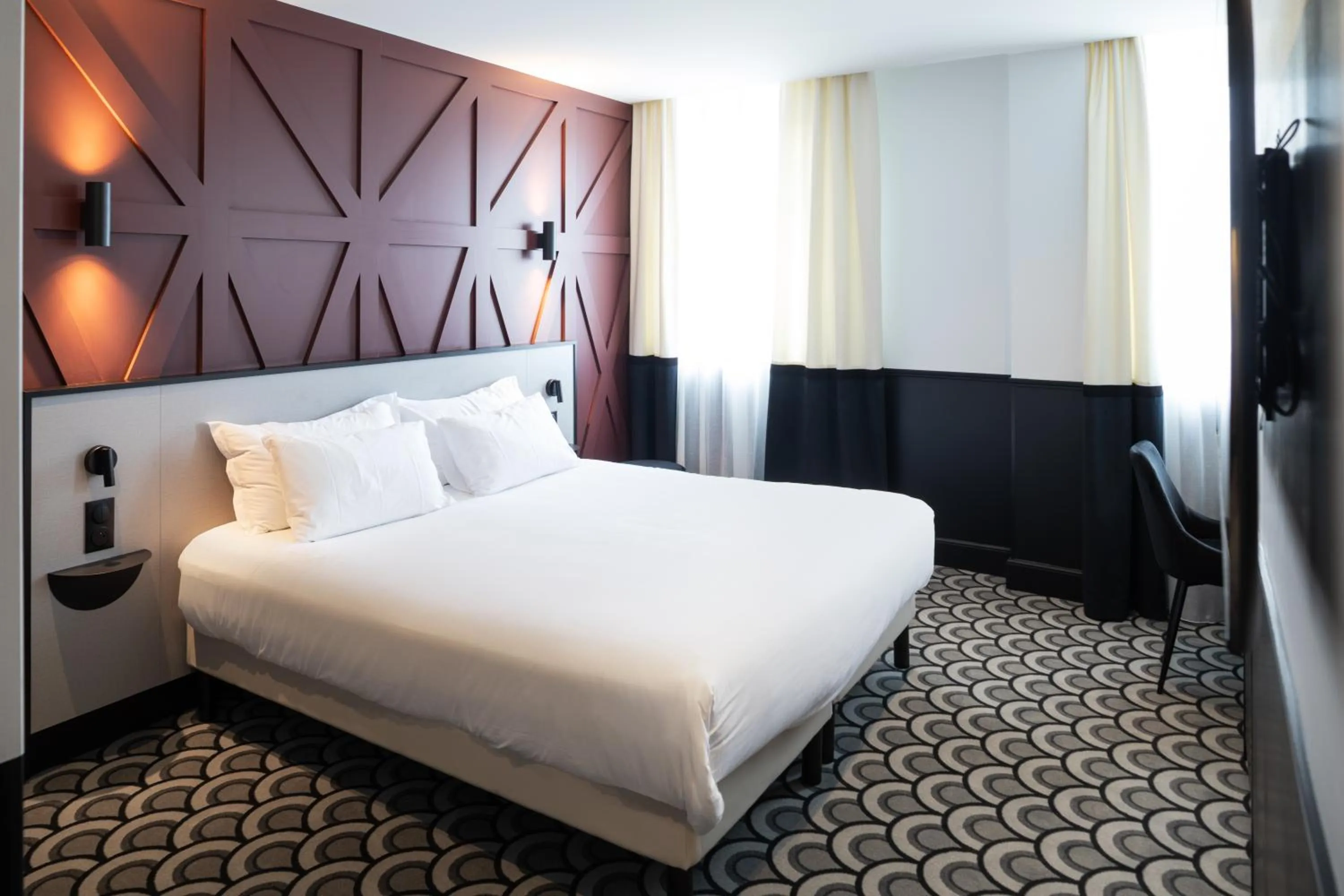 Photo of the whole room, Bed in Logis Hotel Darcy Dijon Centre