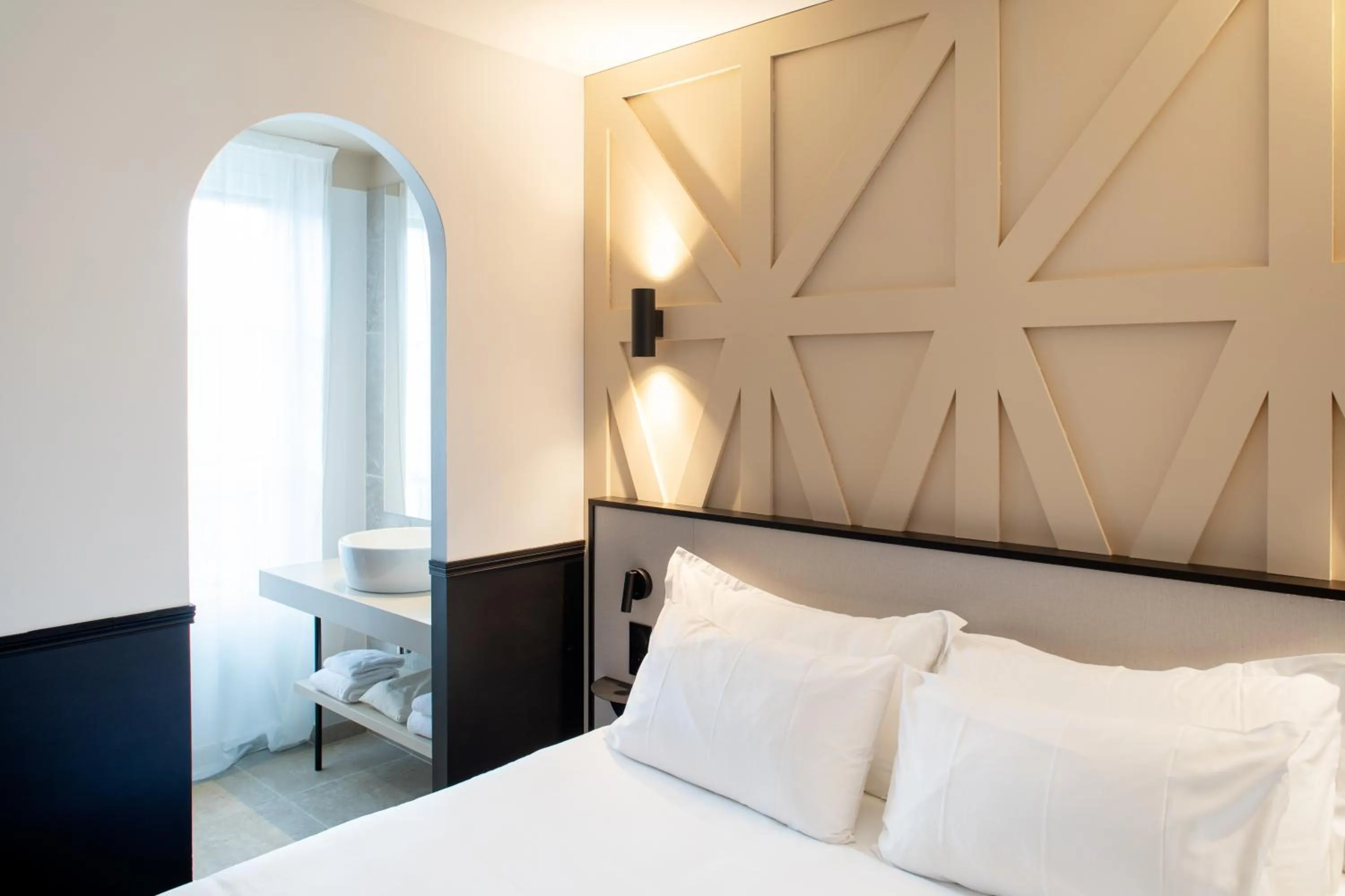 Bed in Logis Hotel Darcy Dijon Centre