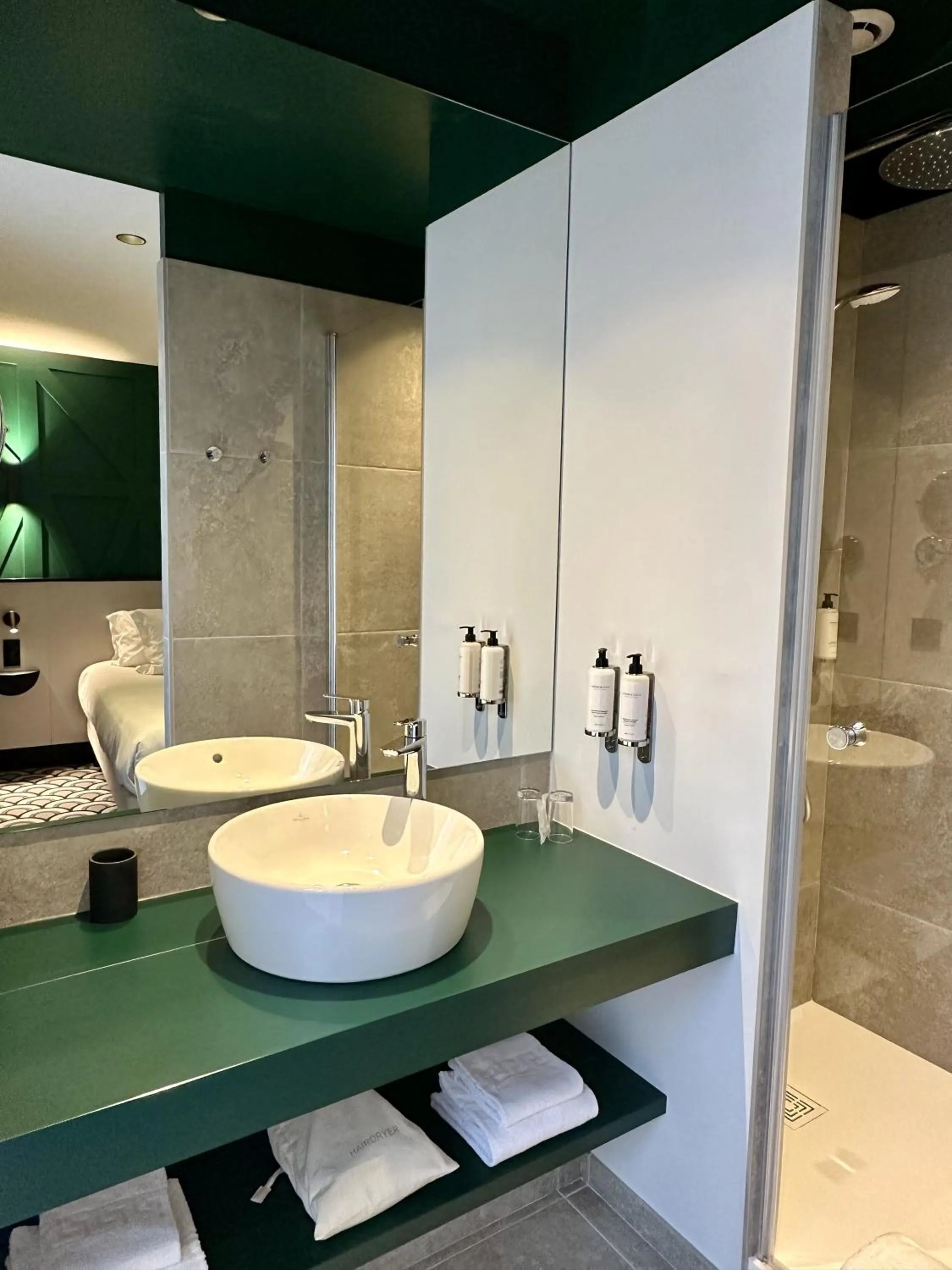 Shower in Logis Hotel Darcy Dijon Centre