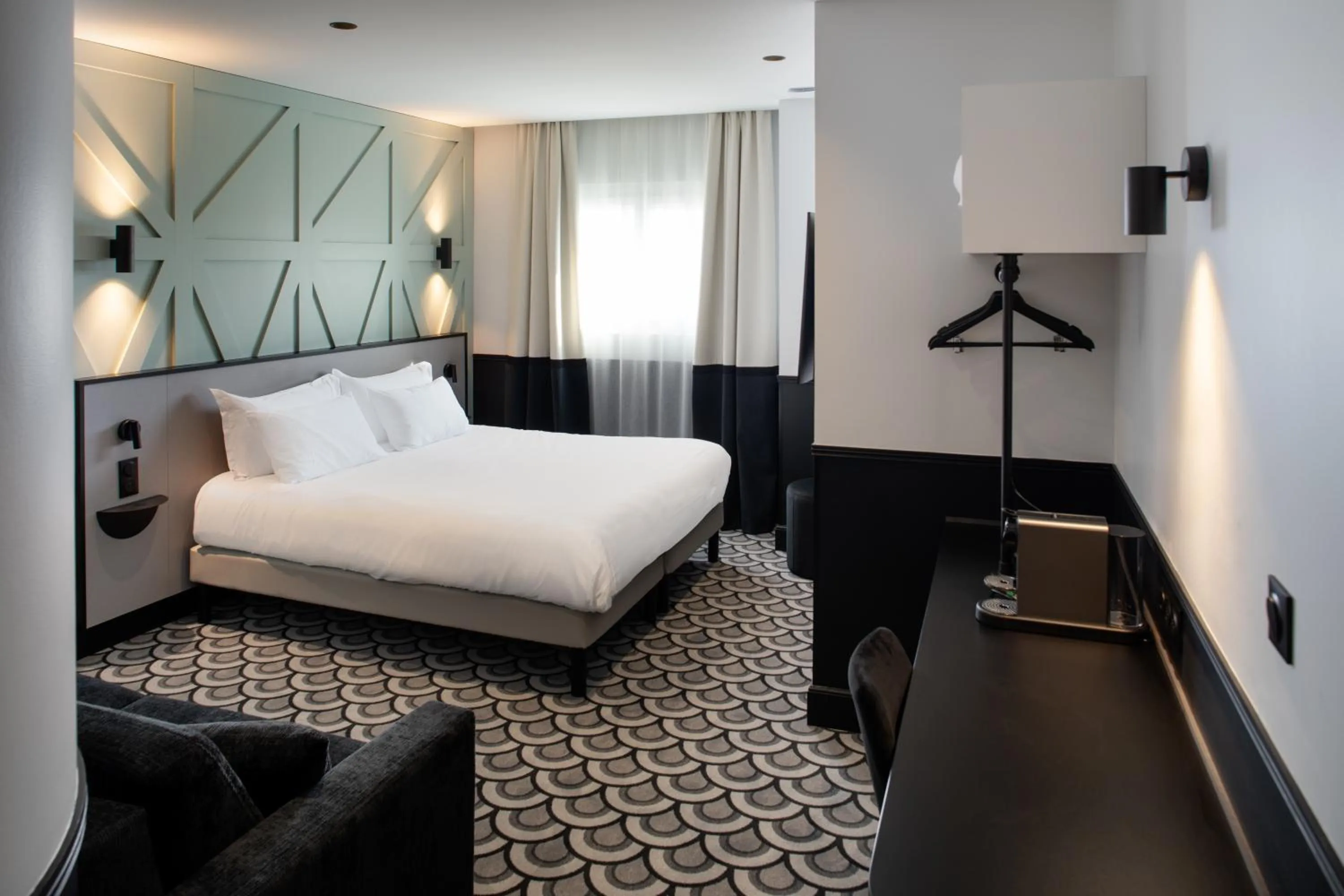 Photo of the whole room, Bed in Logis Hotel Darcy Dijon Centre