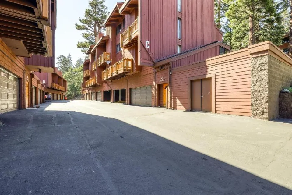 Mammoth Ski & Racquet 124