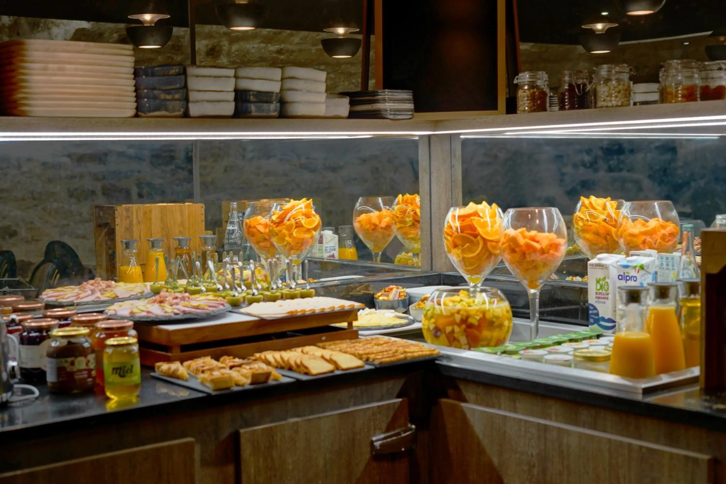 Food and drinks in Best Western Le Montmartre – Saint Pierre