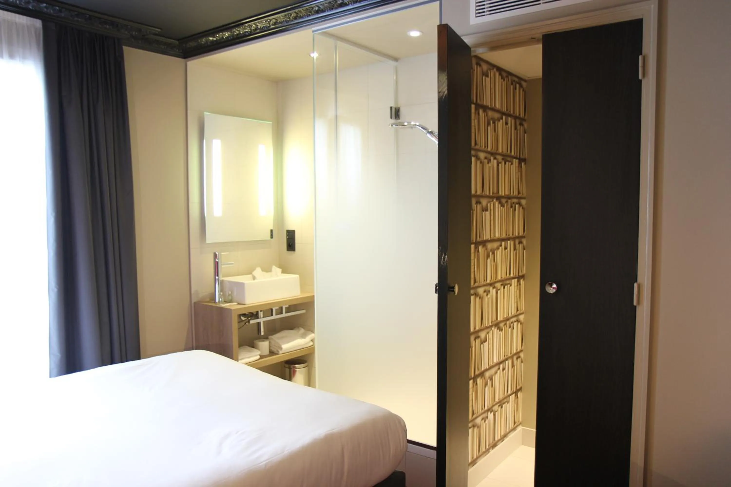 Bed in Best Western Le Montmartre – Saint Pierre