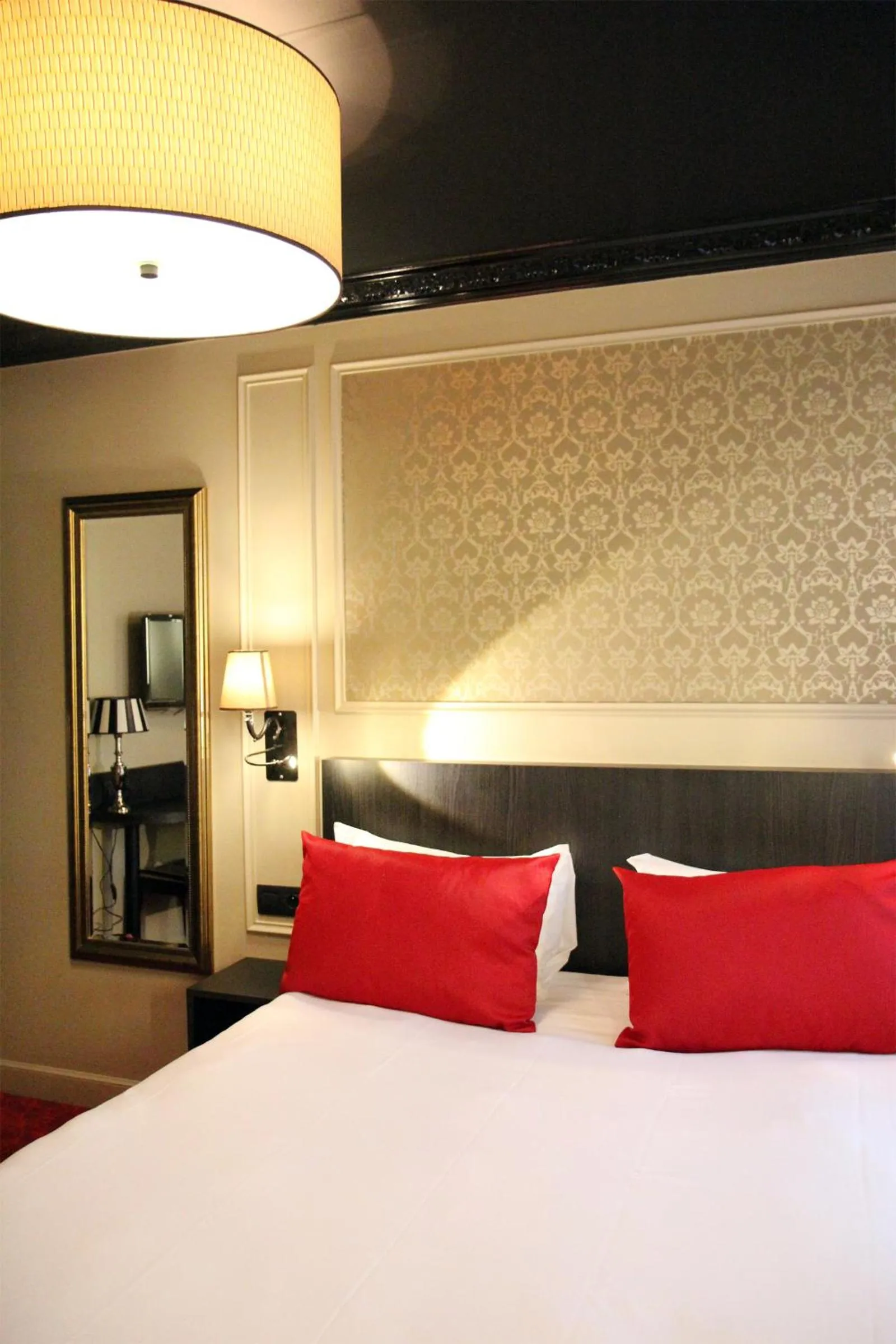 Bed in Best Western Le Montmartre – Saint Pierre