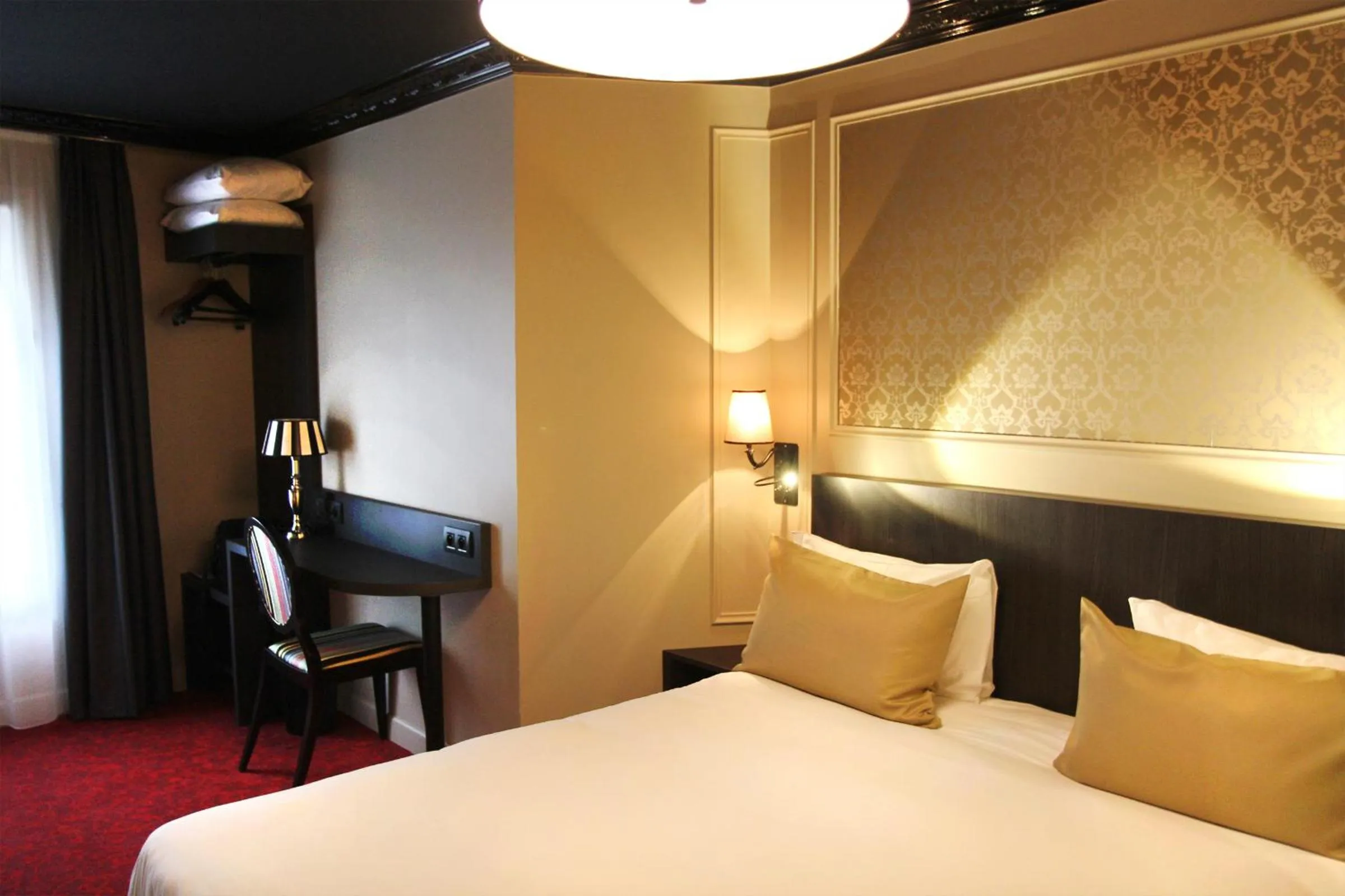 Bed in Best Western Le Montmartre – Saint Pierre