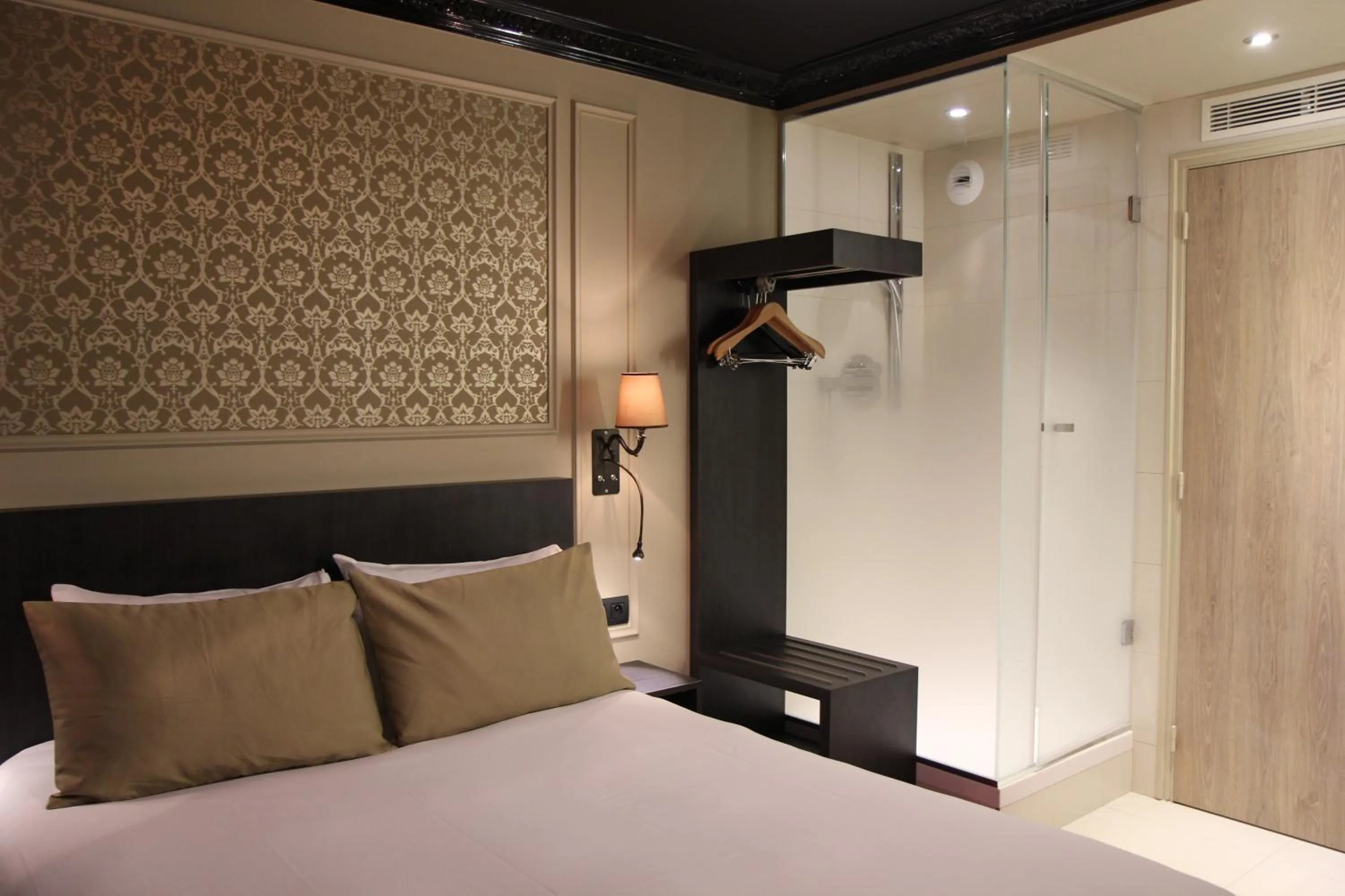 Shower in Best Western Le Montmartre – Saint Pierre