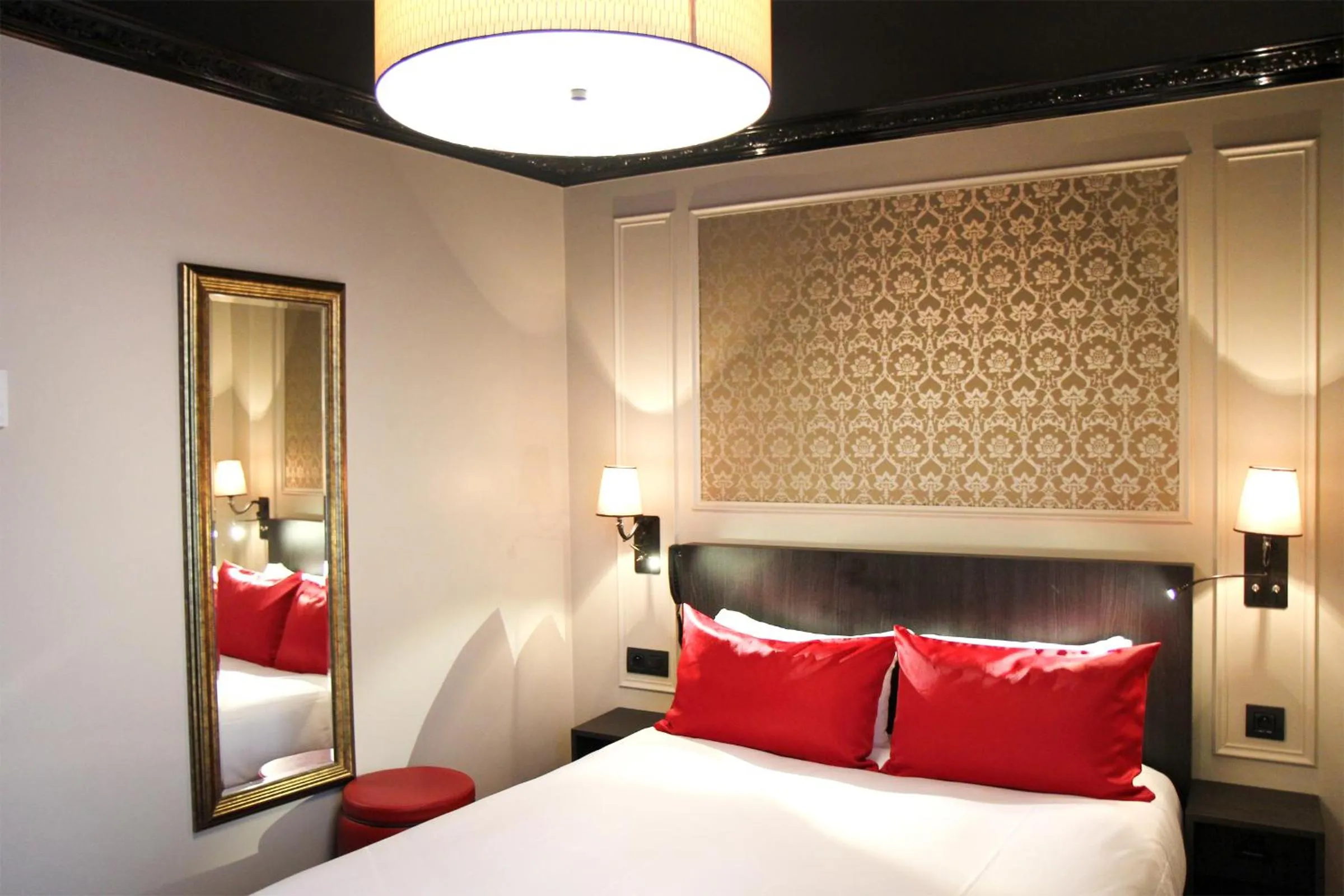 Bed in Best Western Le Montmartre – Saint Pierre
