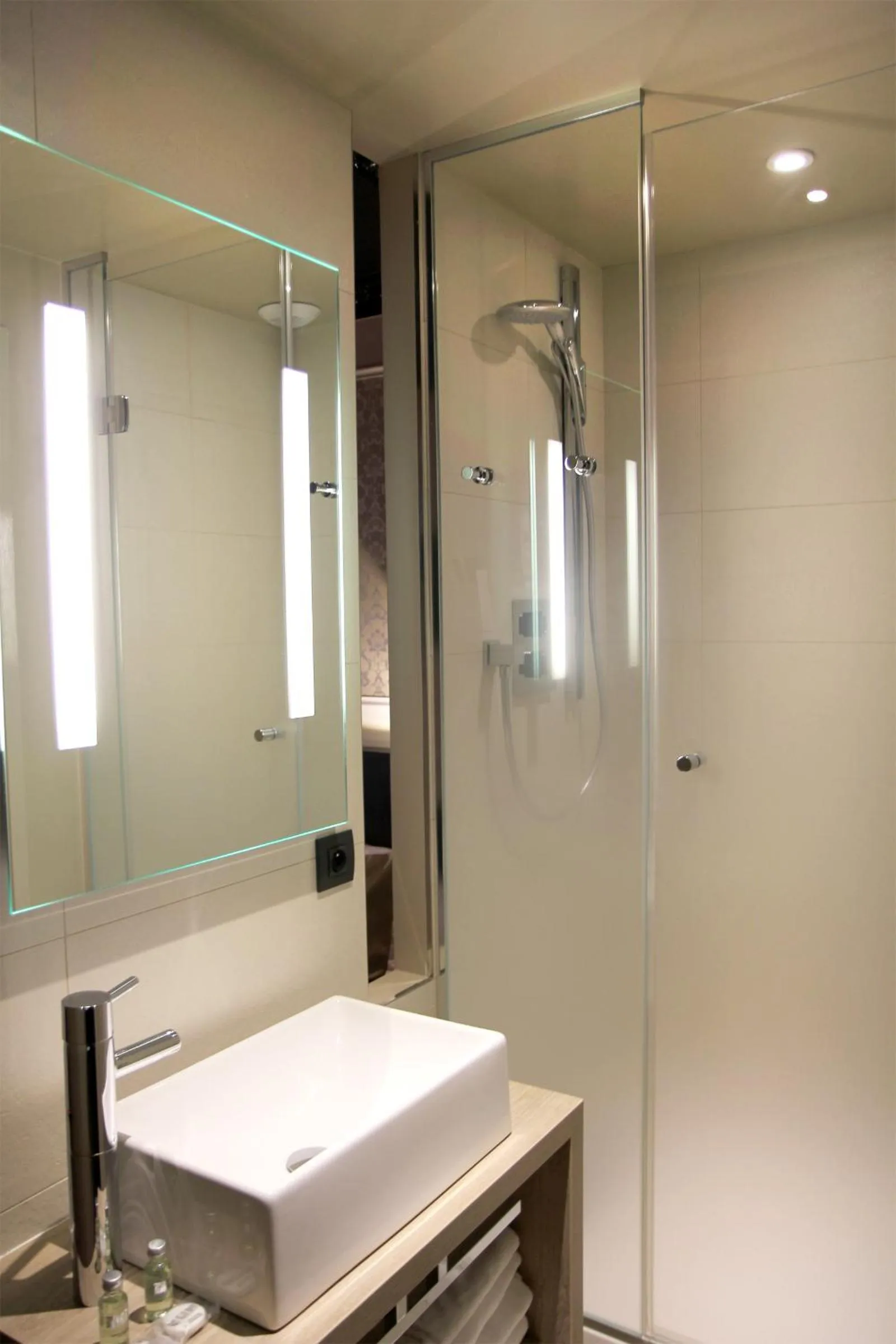 Shower in Best Western Le Montmartre – Saint Pierre