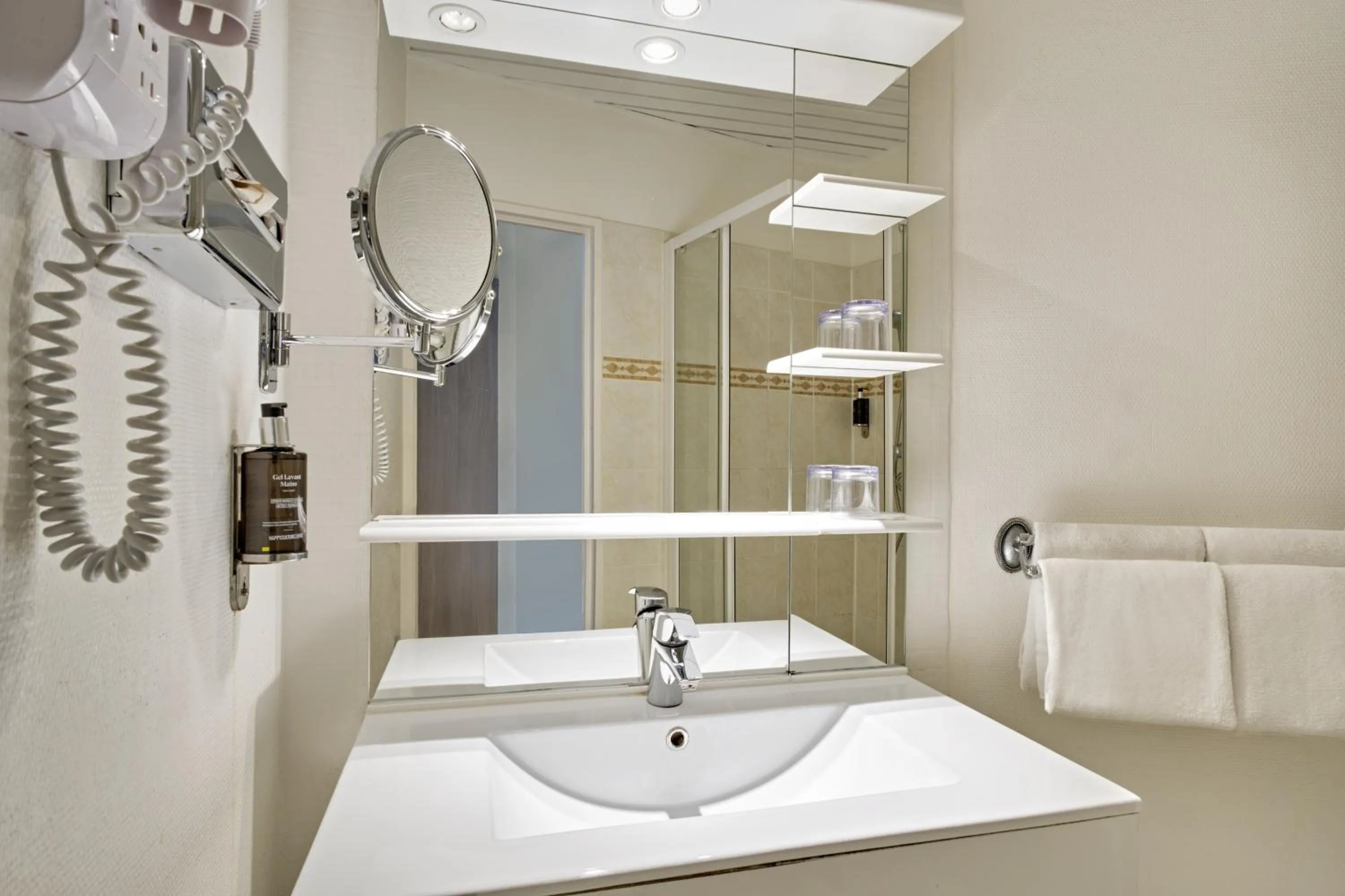 Bathroom in Abaca Messidor by Happyculture