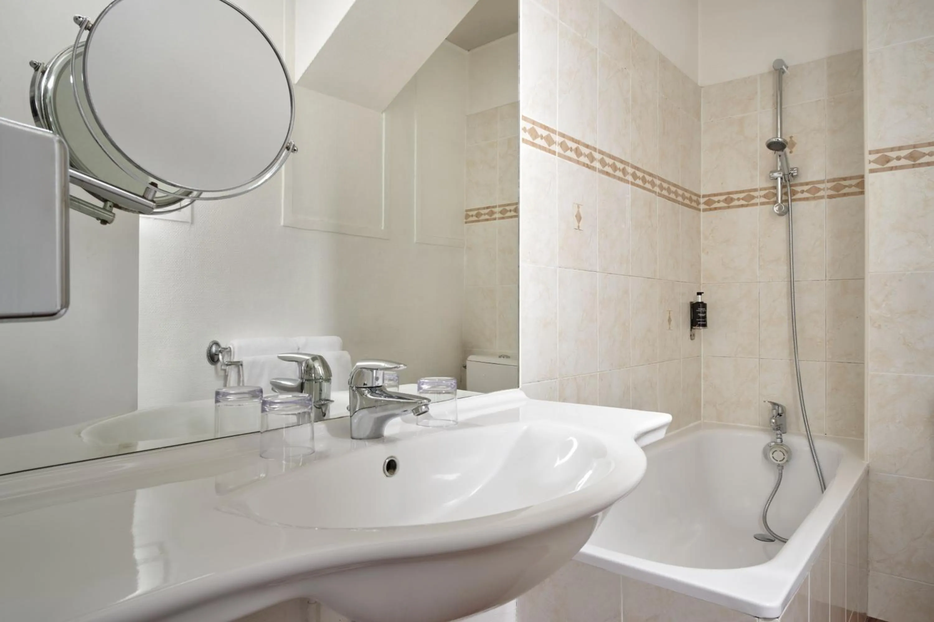 Bathroom in Abaca Messidor by Happyculture