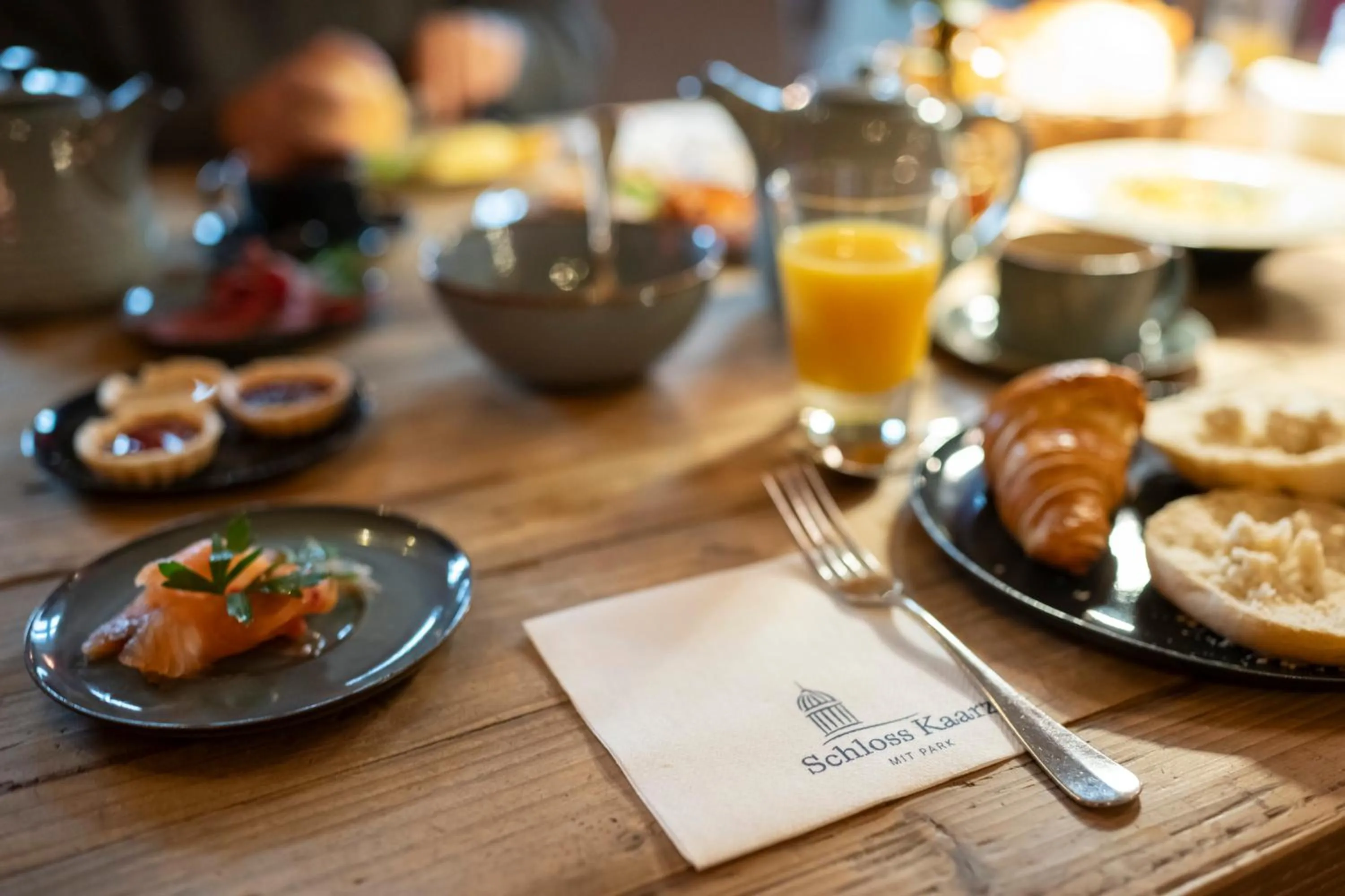 Breakfast in Schloss Kaarz mit Park