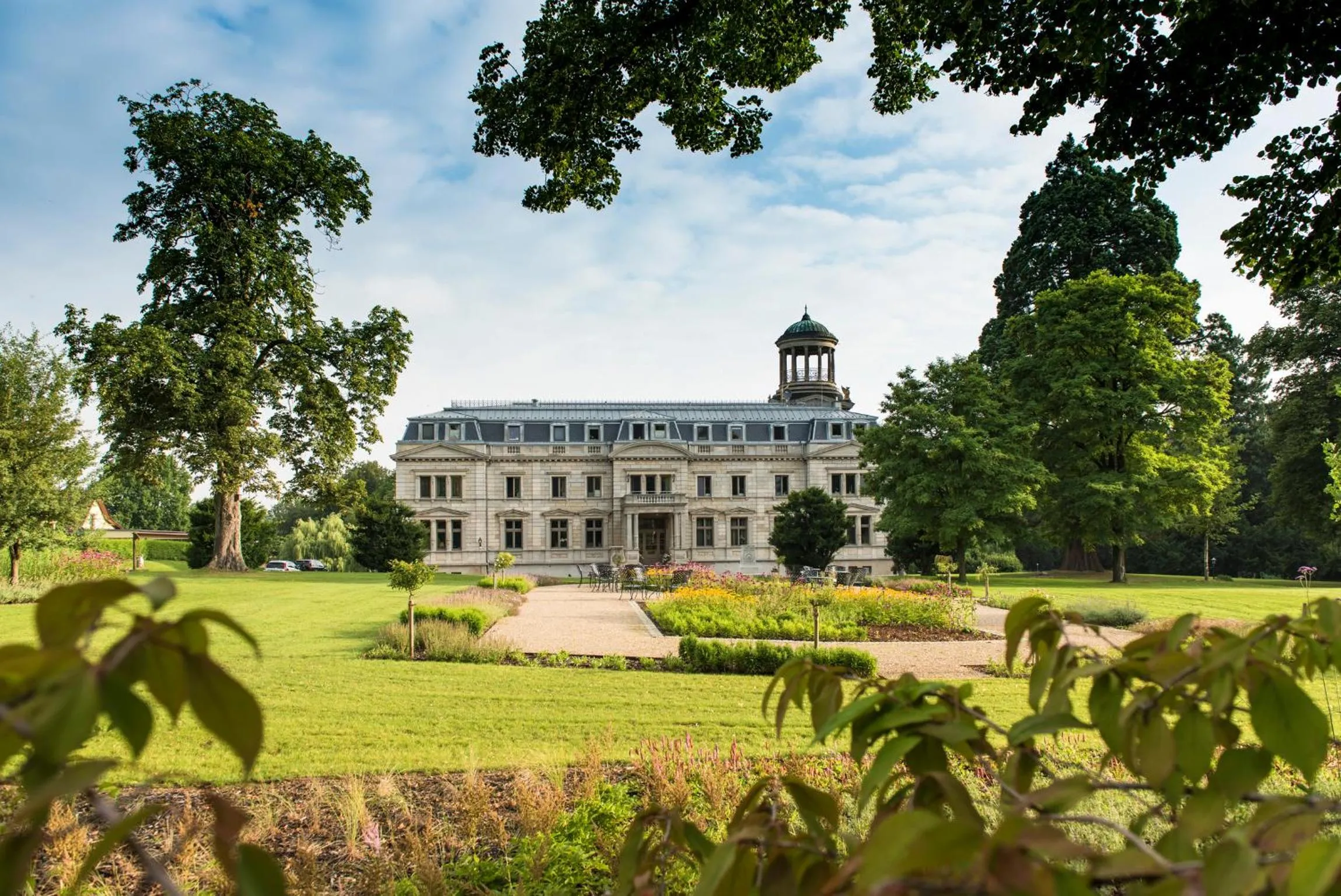 Property building in Schloss Kaarz mit Park