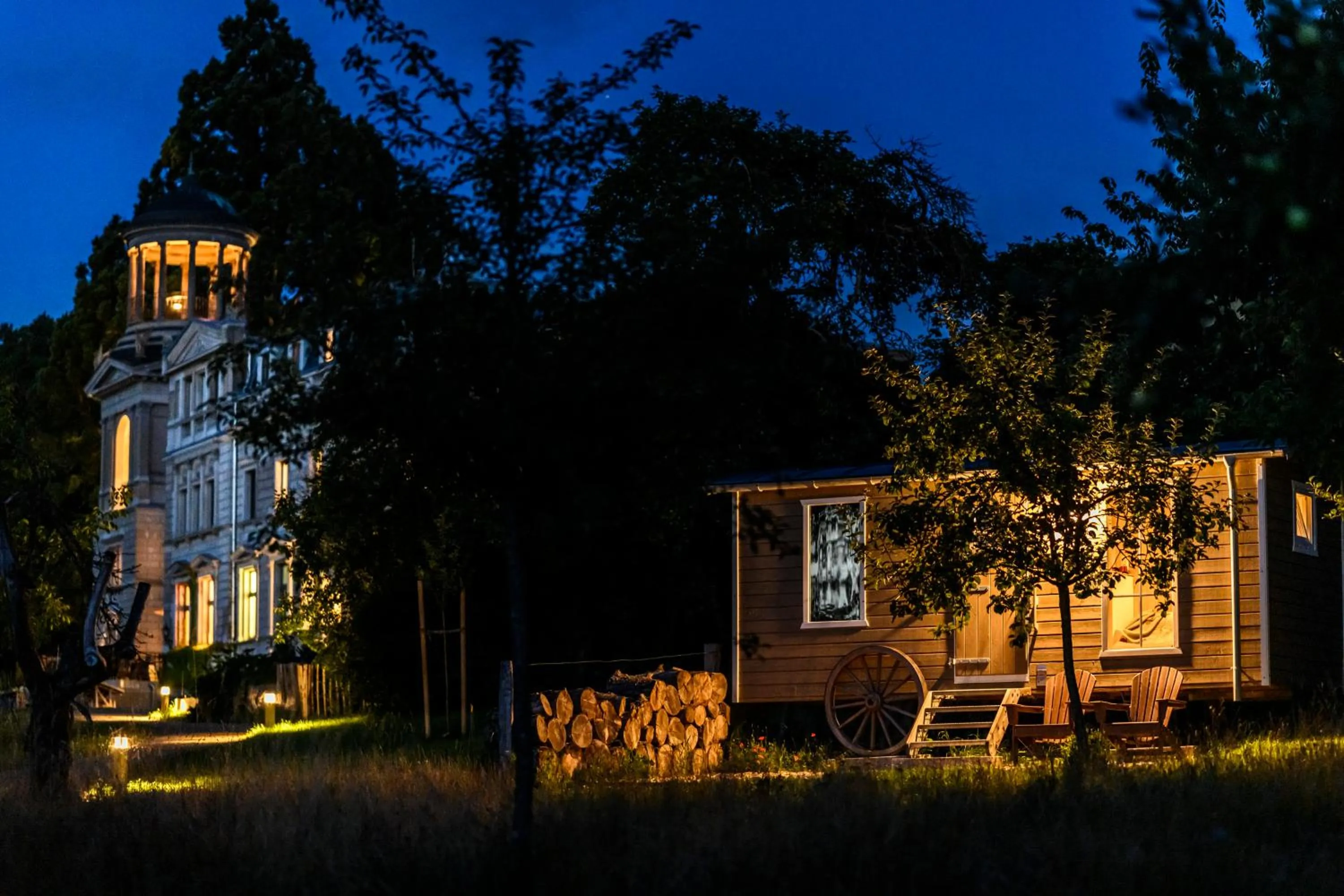 Property building in Schloss Kaarz mit Park