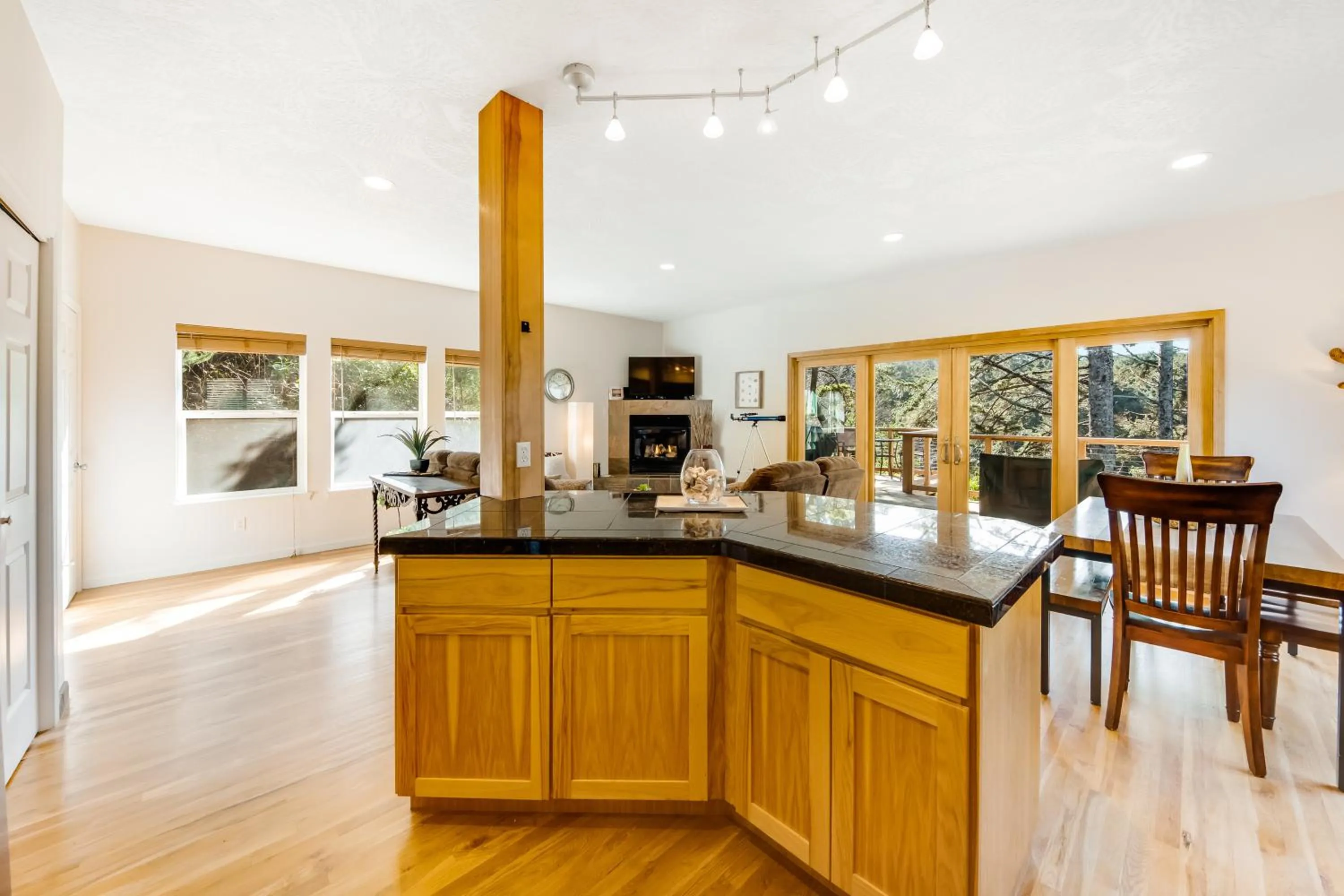 Yaquina Lighthouse View Beach Home