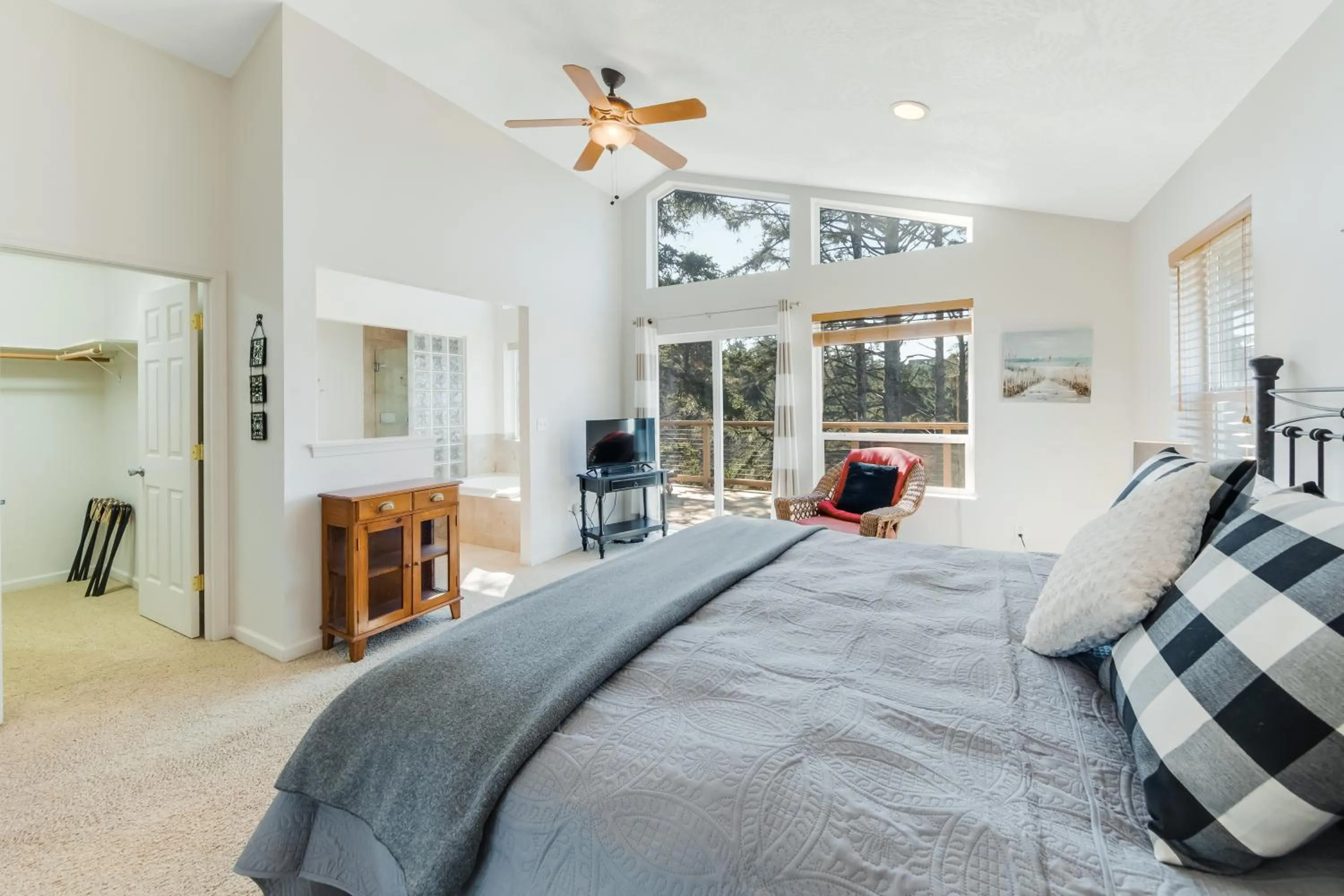 Bed in Yaquina Lighthouse View Beach Home