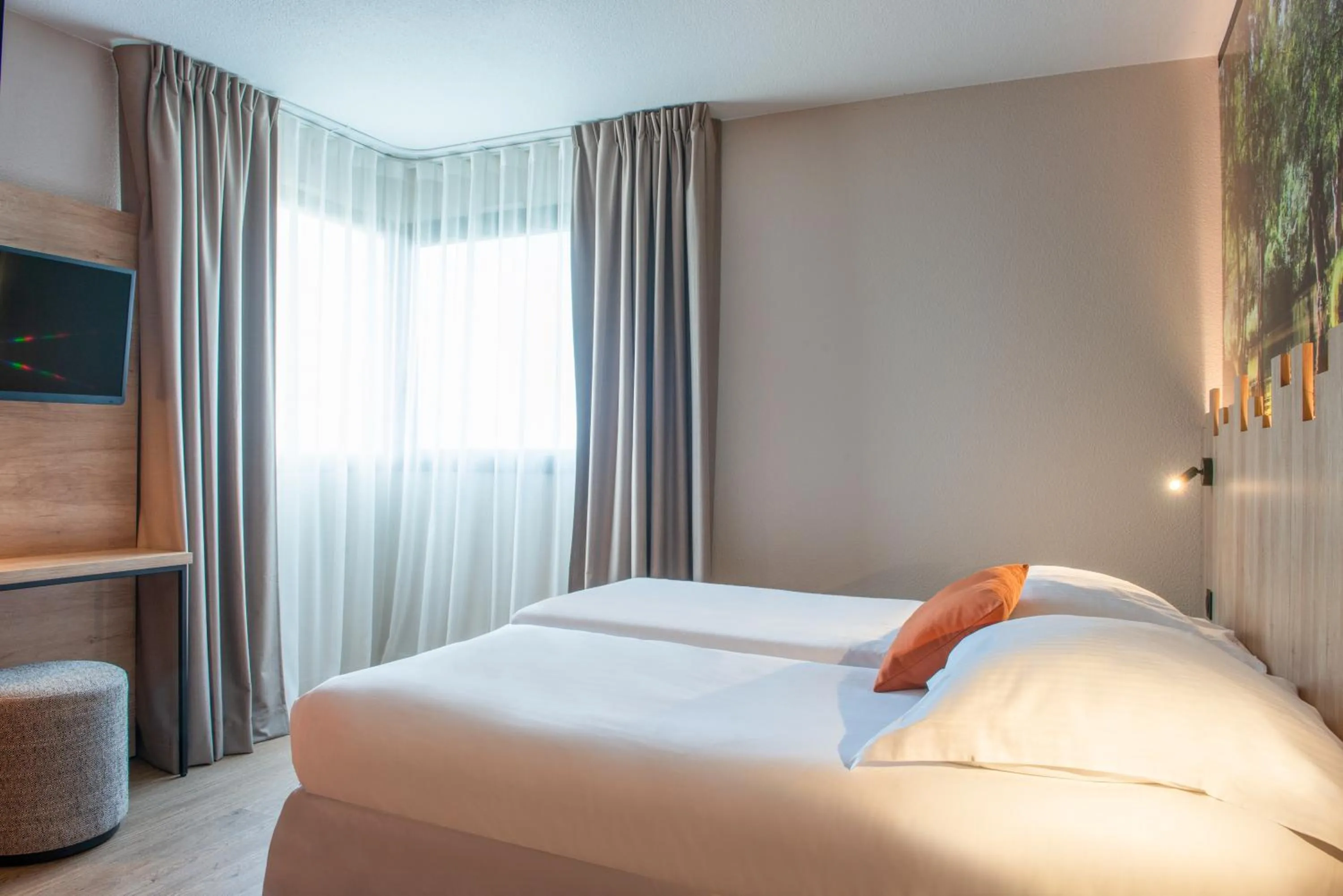 Photo of the whole room, Bed in The Originals City, Hôtel Alteora, Poitiers Site du Futuroscope