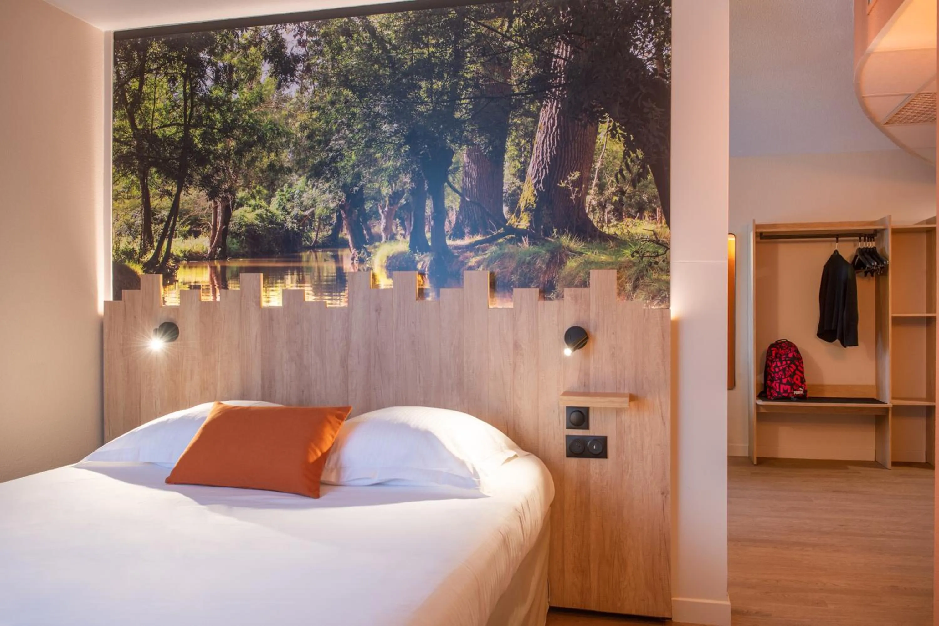 Bedroom, Bed in The Originals City, Hôtel Alteora, Poitiers Site du Futuroscope