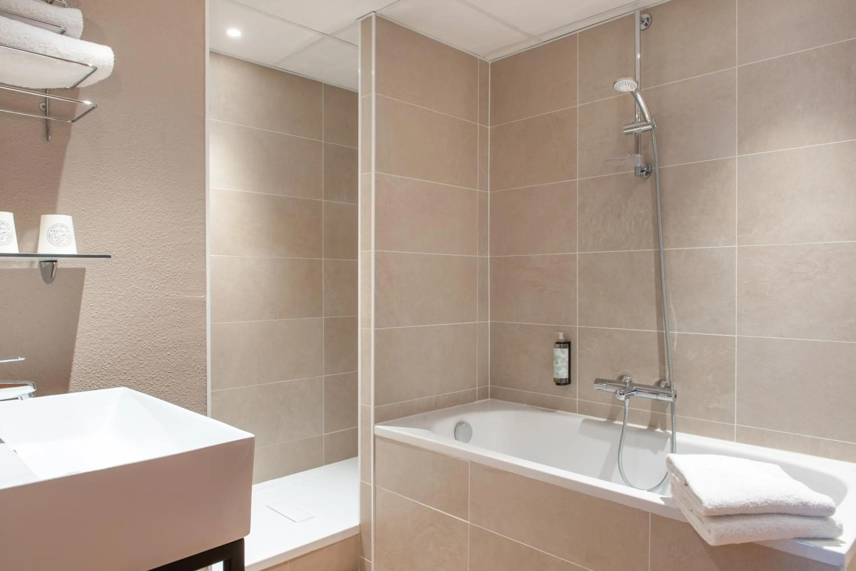 Bathroom in The Originals City, Hôtel Alteora, Poitiers Site du Futuroscope