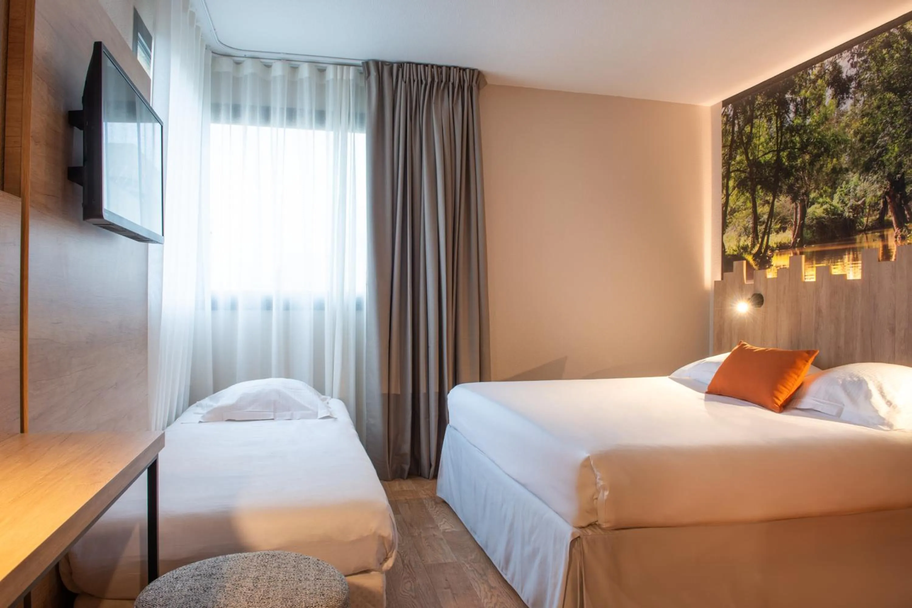 Bedroom, Bed in The Originals City, Hôtel Alteora, Poitiers Site du Futuroscope