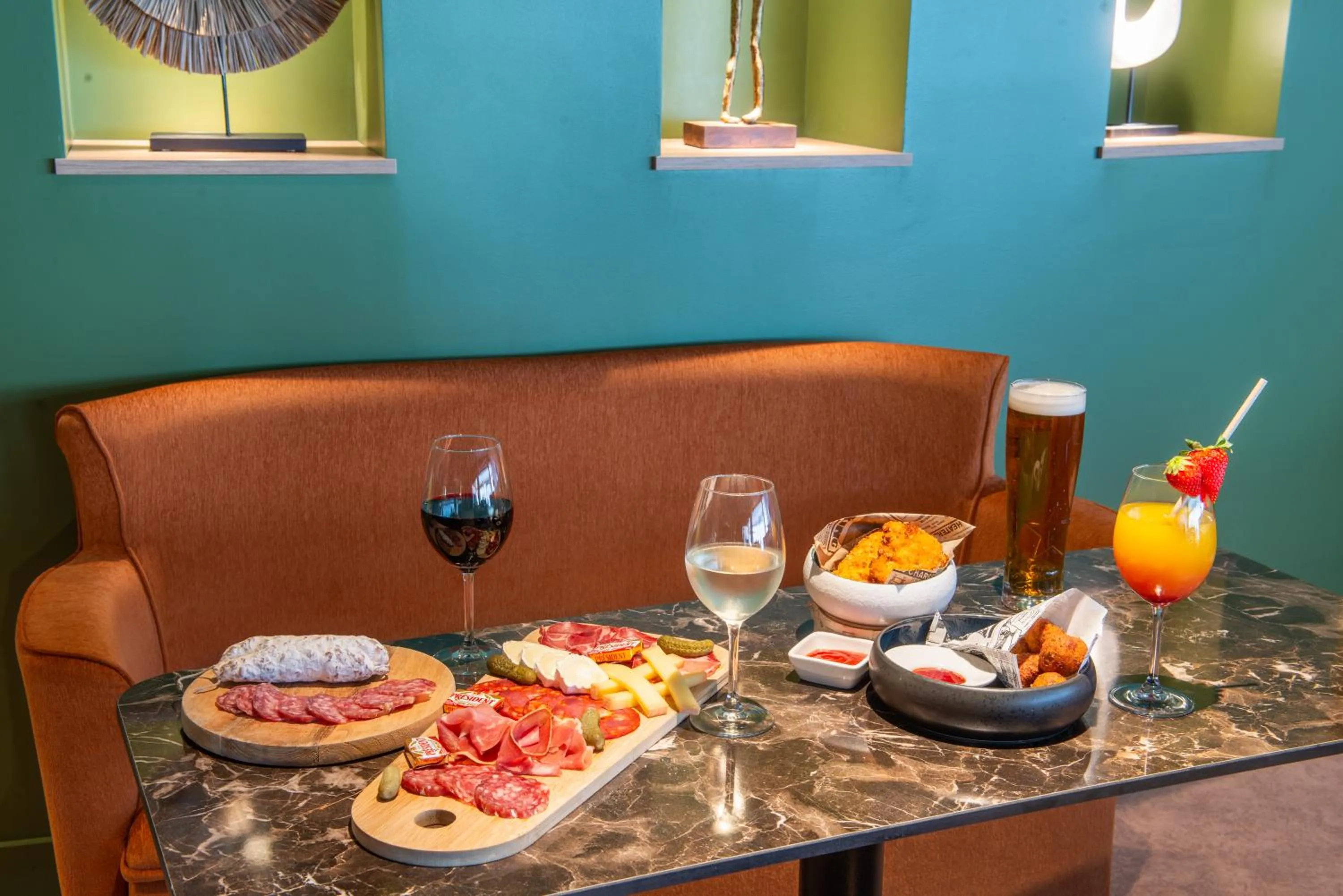 Communal lounge/ TV room in The Originals City, Hôtel Alteora, Poitiers Site du Futuroscope