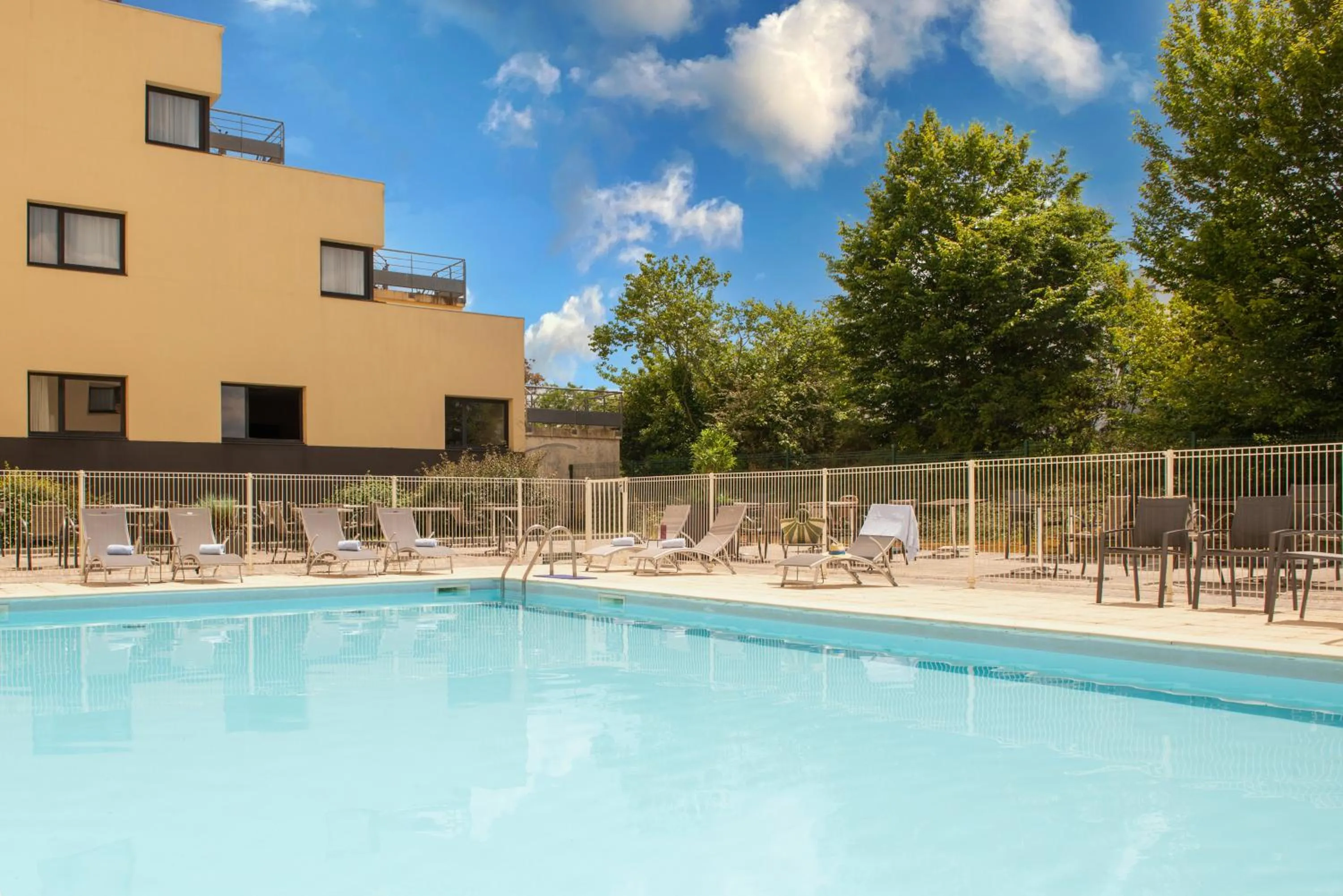 Swimming pool in The Originals City, Hôtel Alteora, Poitiers Site du Futuroscope