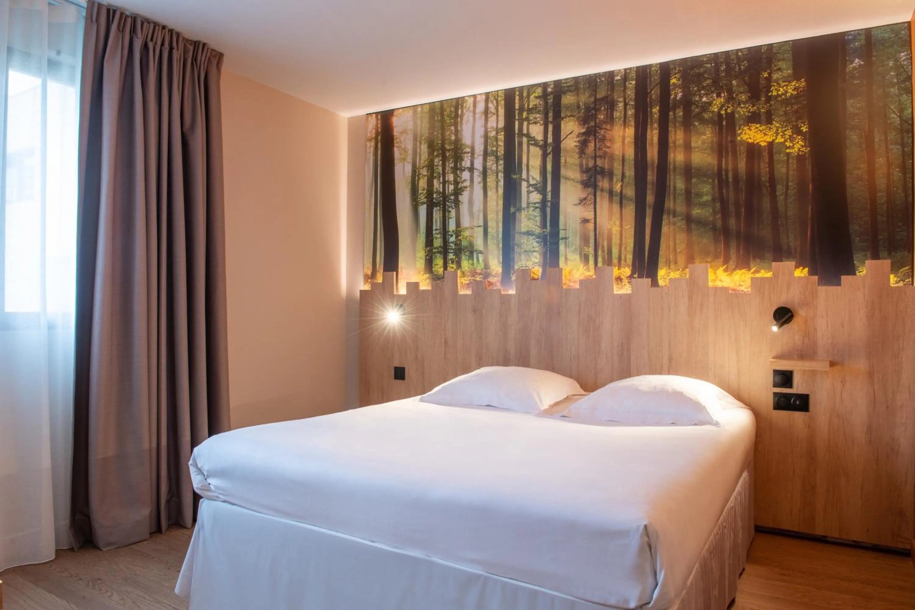 Bedroom, Bed in The Originals City, Hôtel Alteora, Poitiers Site du Futuroscope