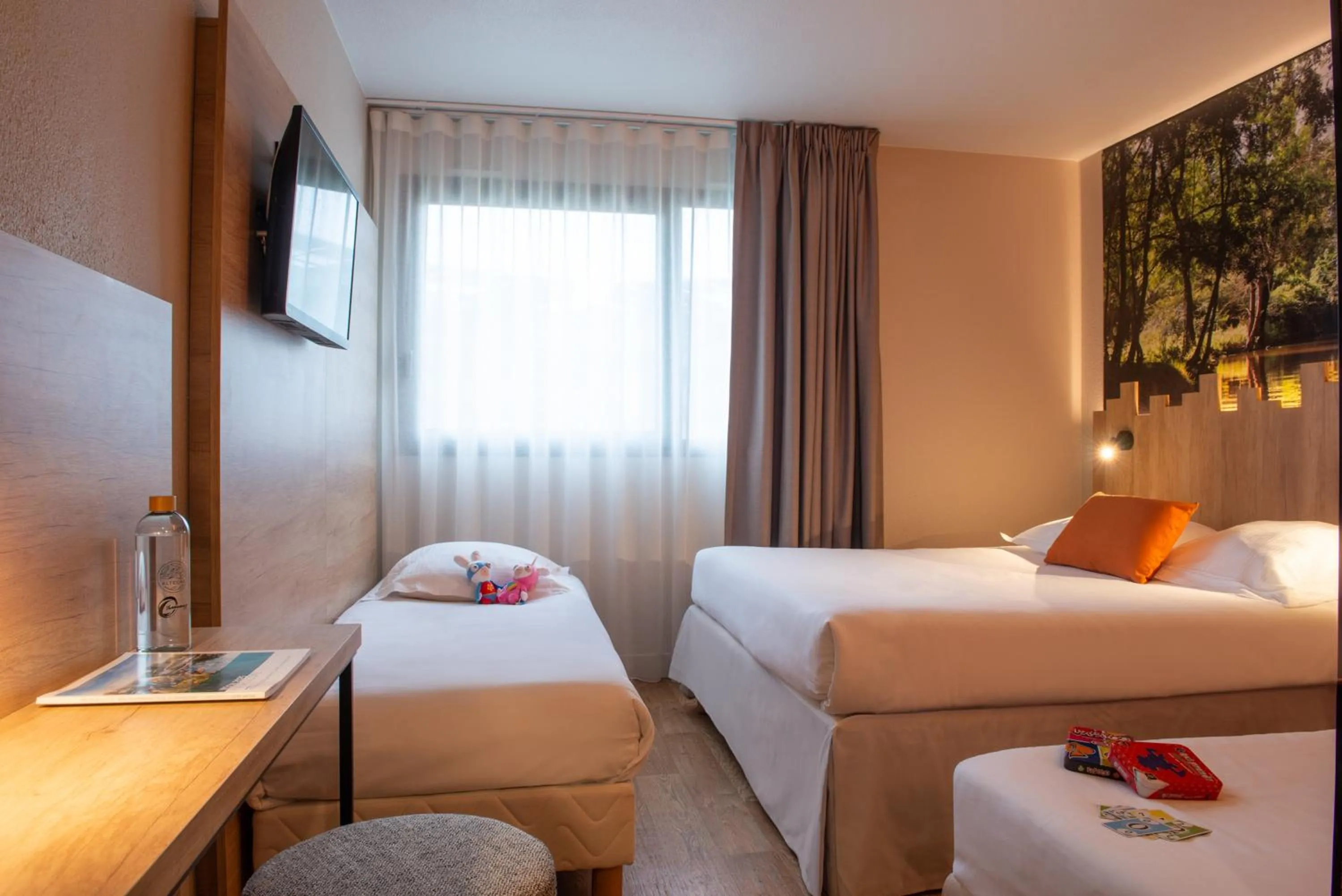 Bedroom, Bed in The Originals City, Hôtel Alteora, Poitiers Site du Futuroscope