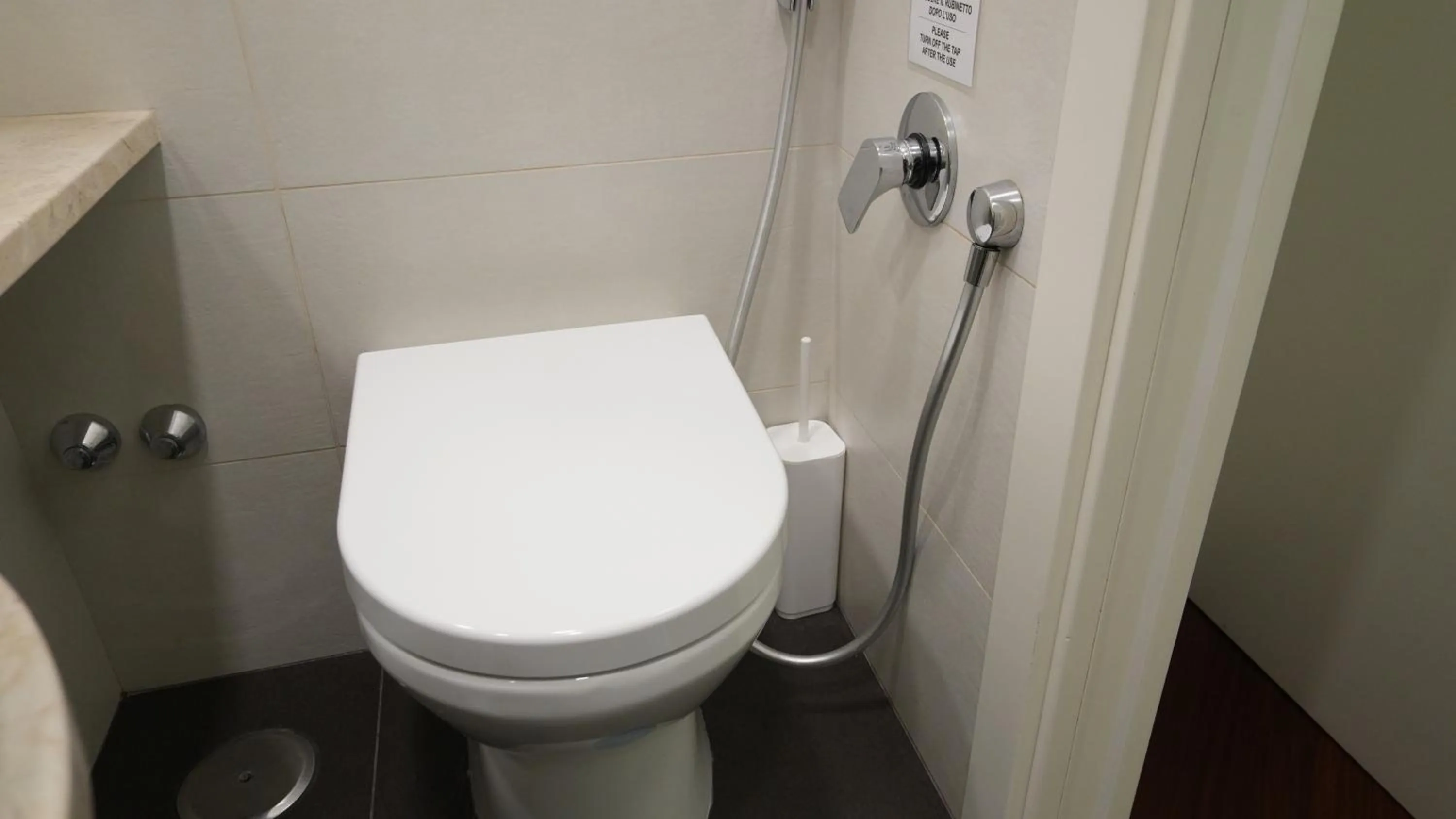 Shower in Luca Giordano 142 B&B