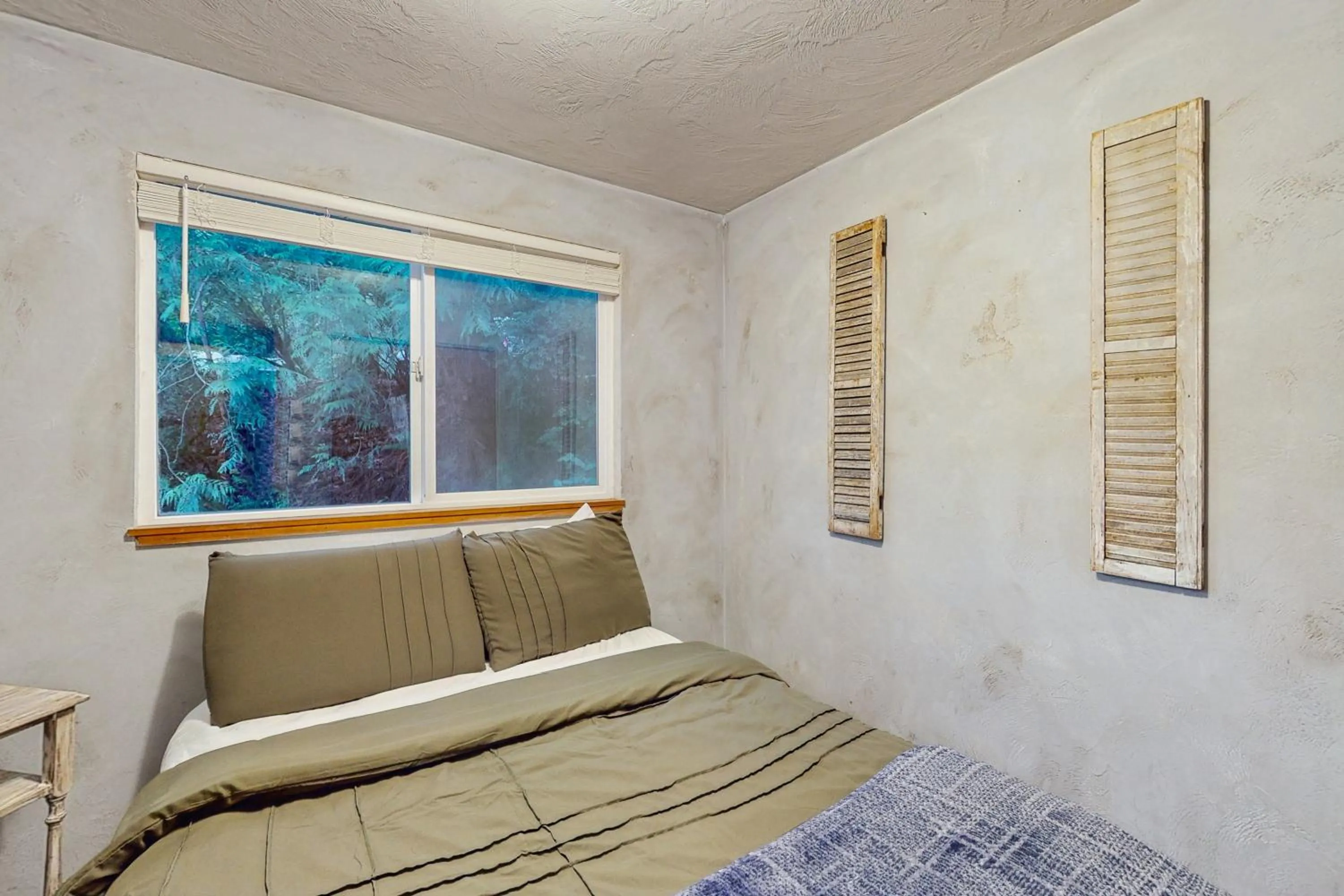 Bed in Rustic Retreat on Mercer Lake