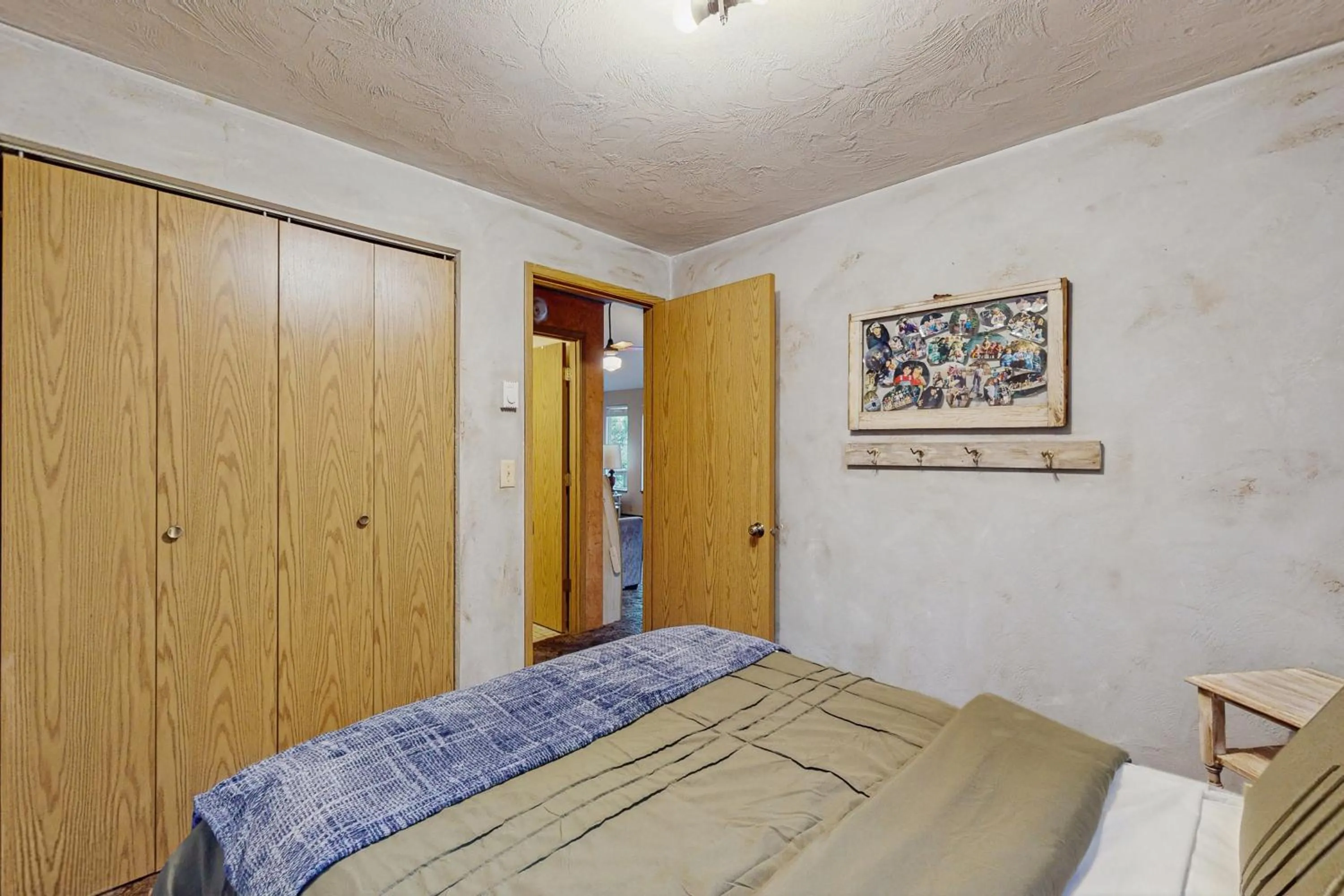 Bed in Rustic Retreat on Mercer Lake