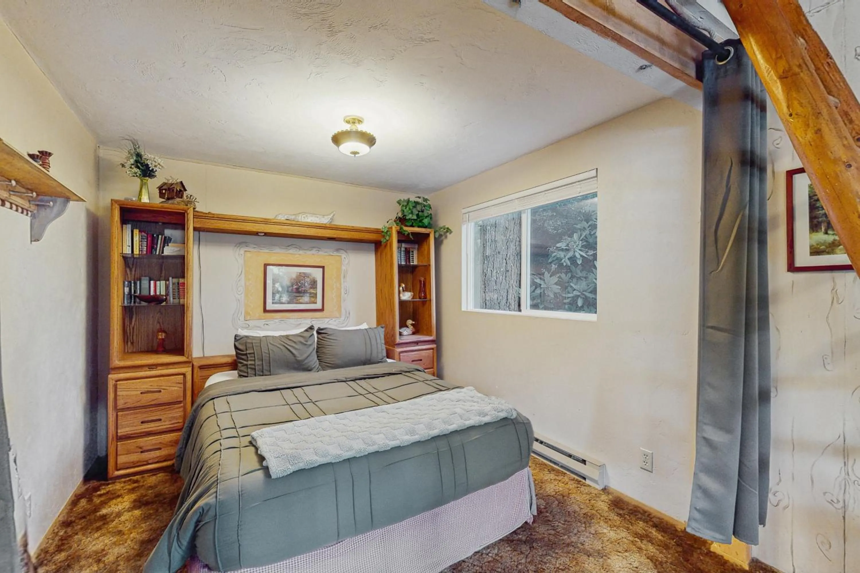Bed in Rustic Retreat on Mercer Lake