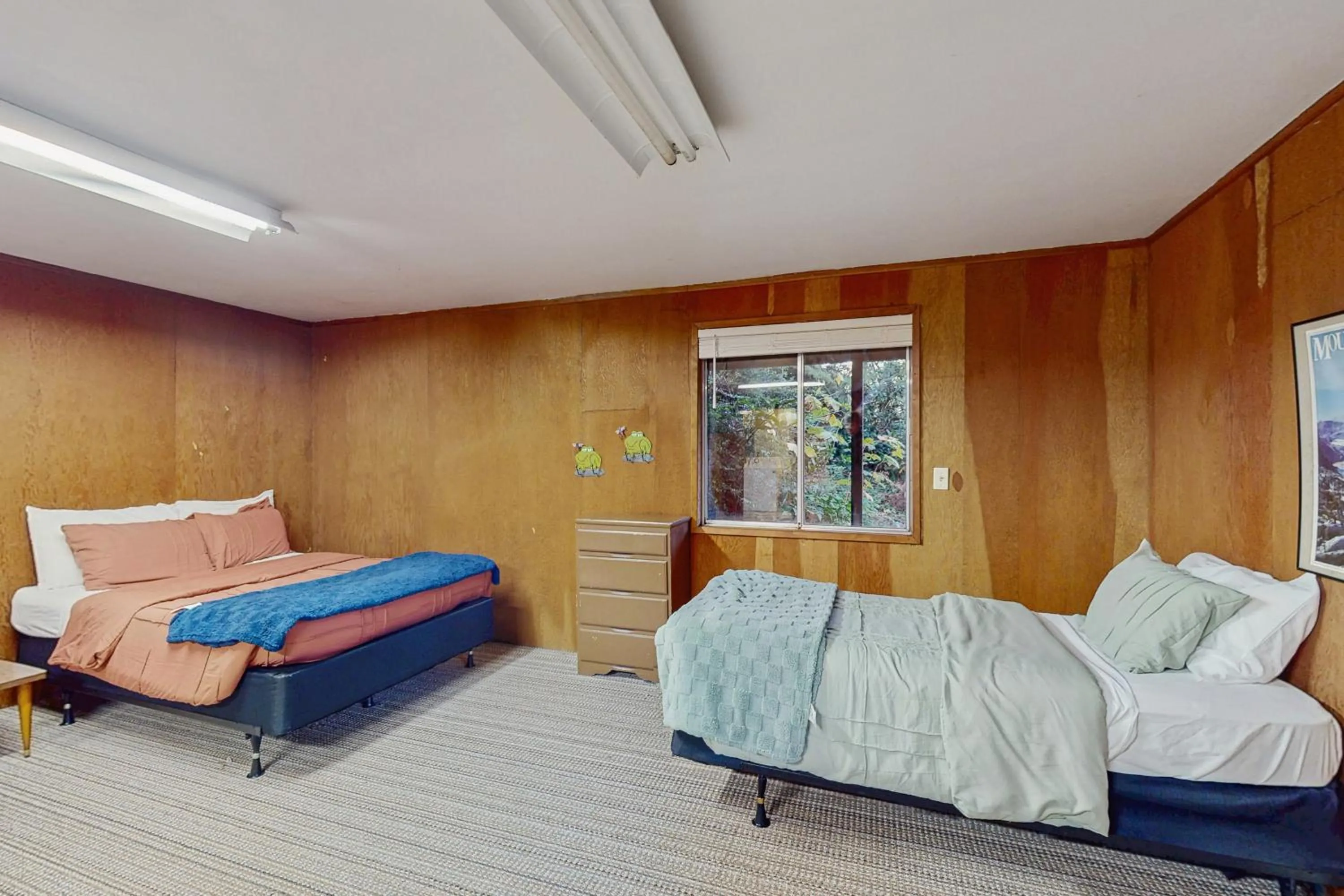 Bed in Rustic Retreat on Mercer Lake