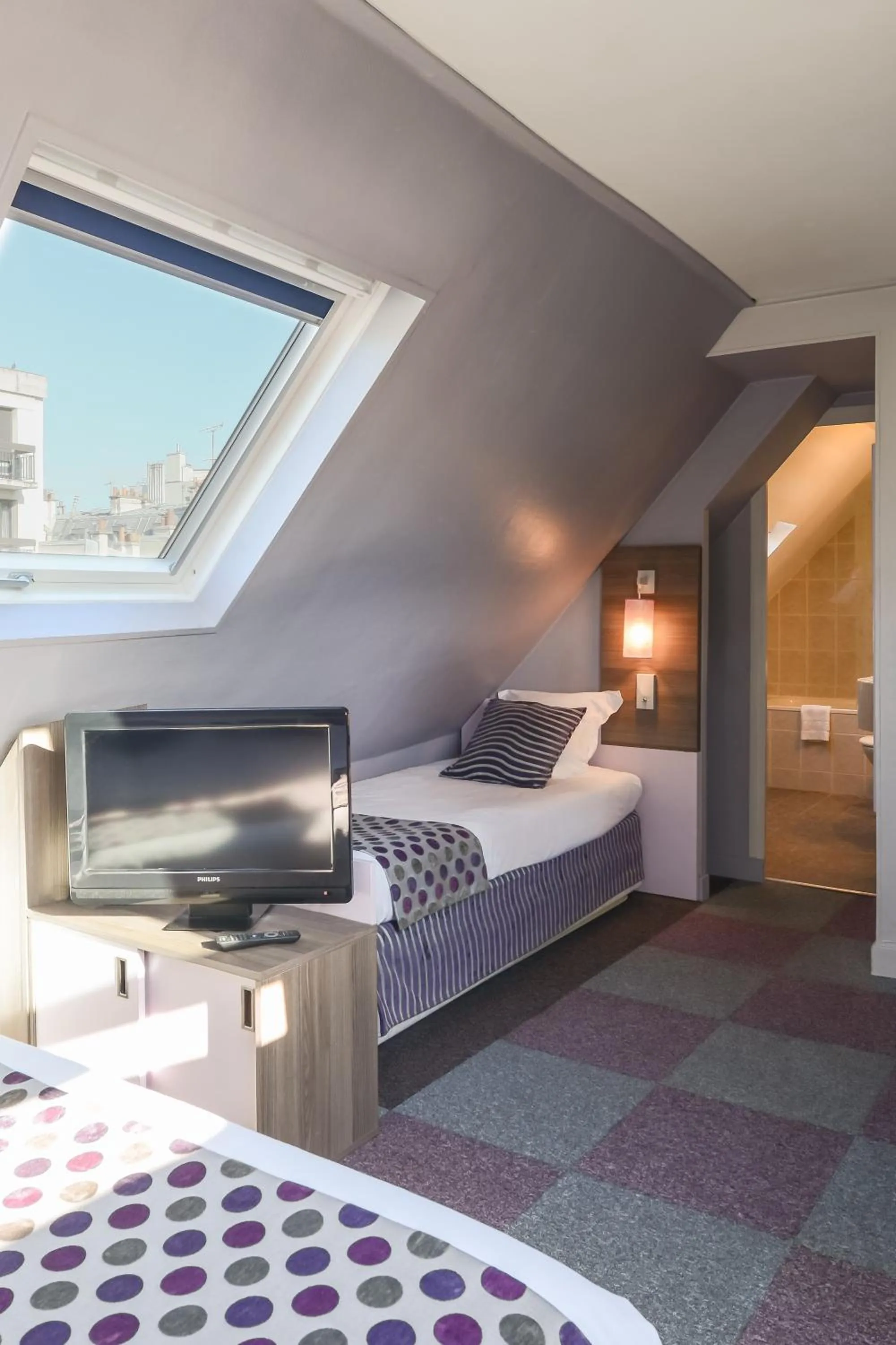 Photo of the whole room, Bed in Comfort Hotel Nation Père Lachaise