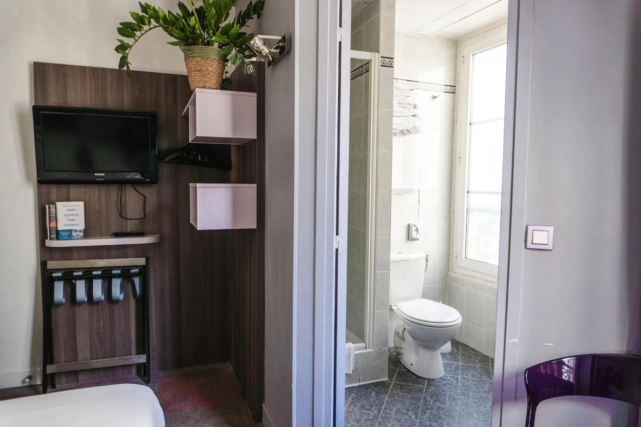 Photo of the whole room in Comfort Hotel Nation Père Lachaise