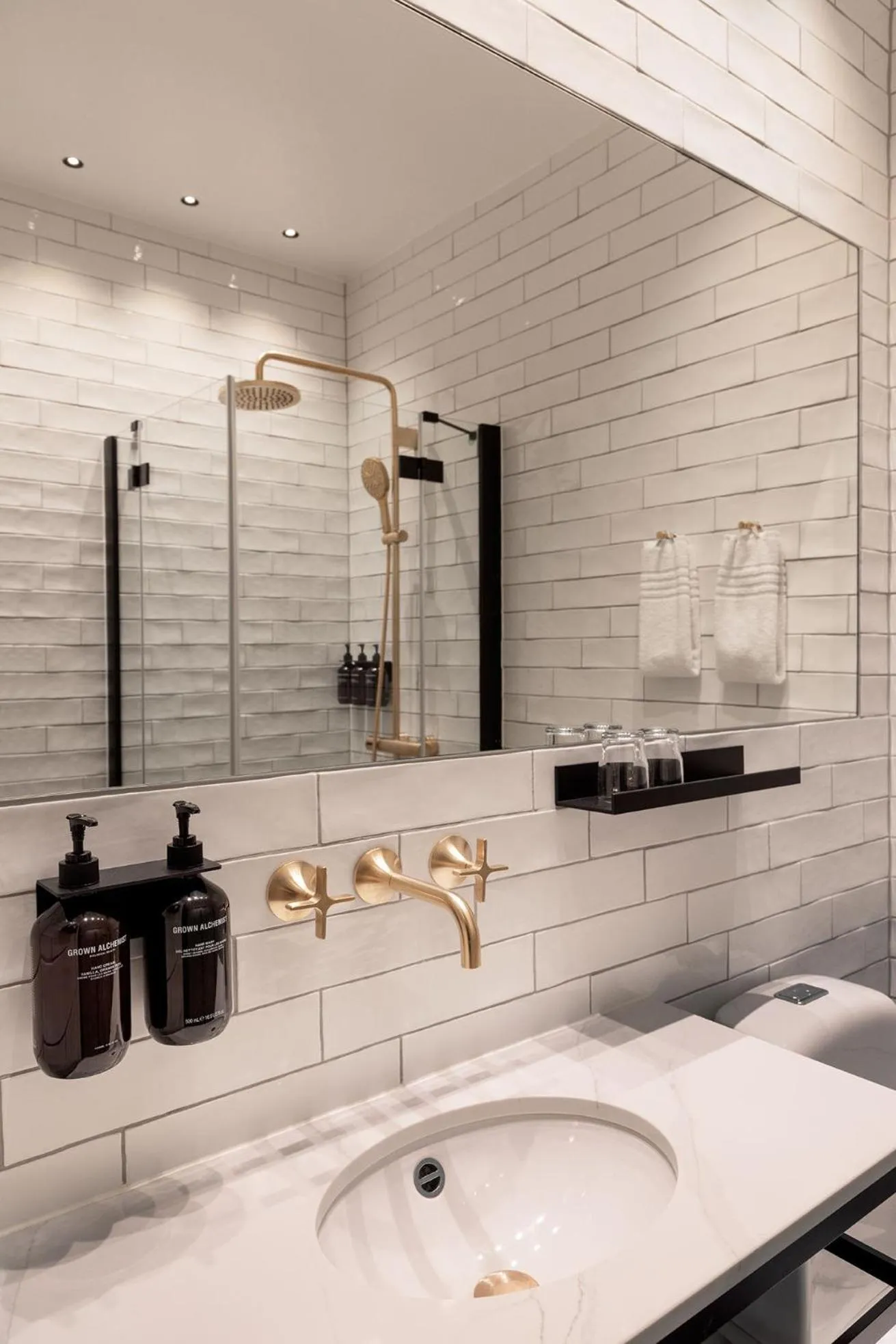 Shower in Ascot Hotel