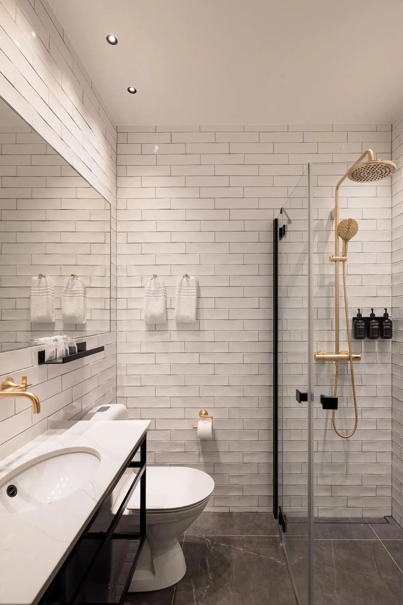 Shower in Ascot Hotel