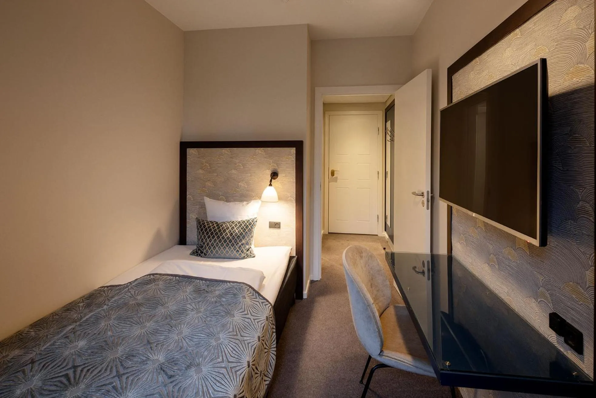 Bedroom, Bed in Ascot Hotel