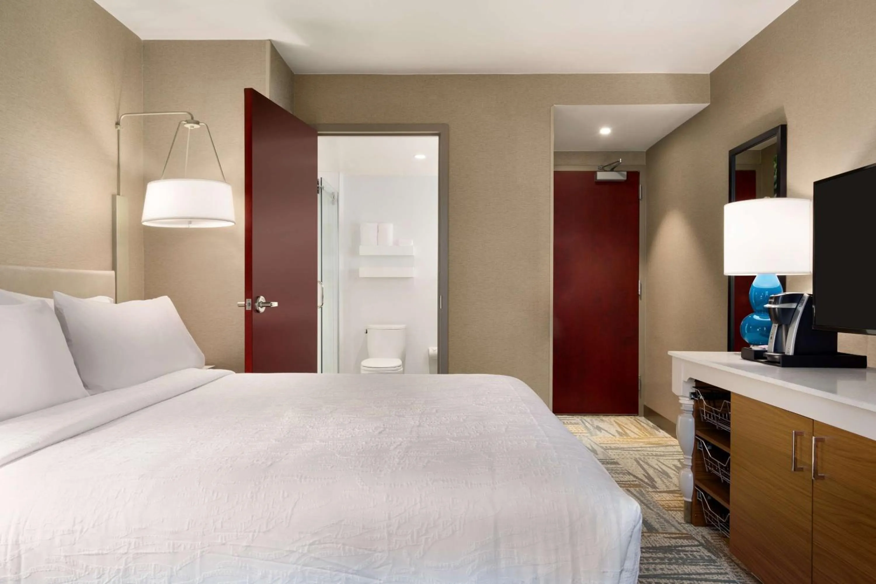 Photo of the whole room, Bed in Hilton Garden Inn New York Times Square South