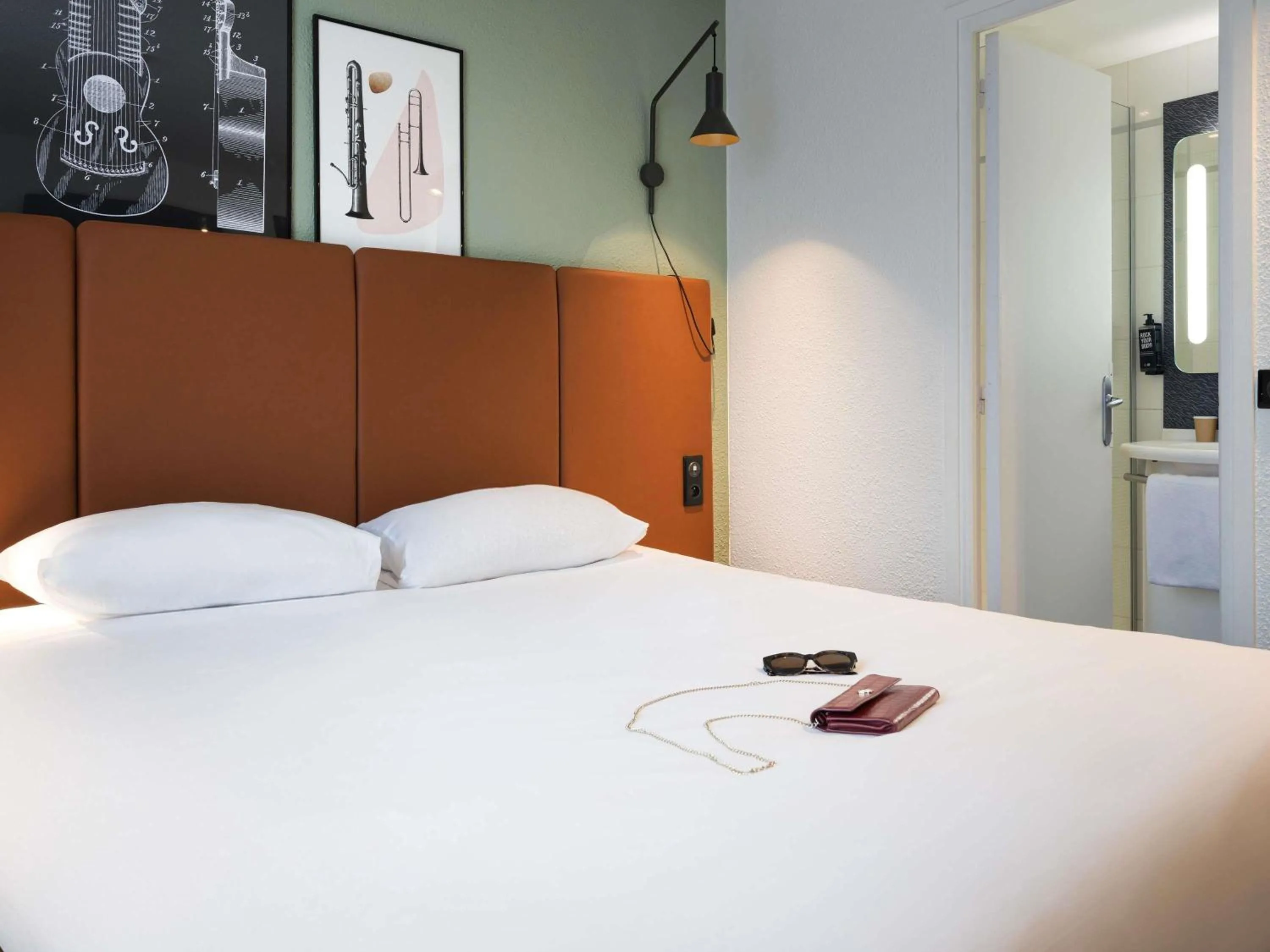 Bedroom, Bed in ibis Paris Gare du Nord TGV