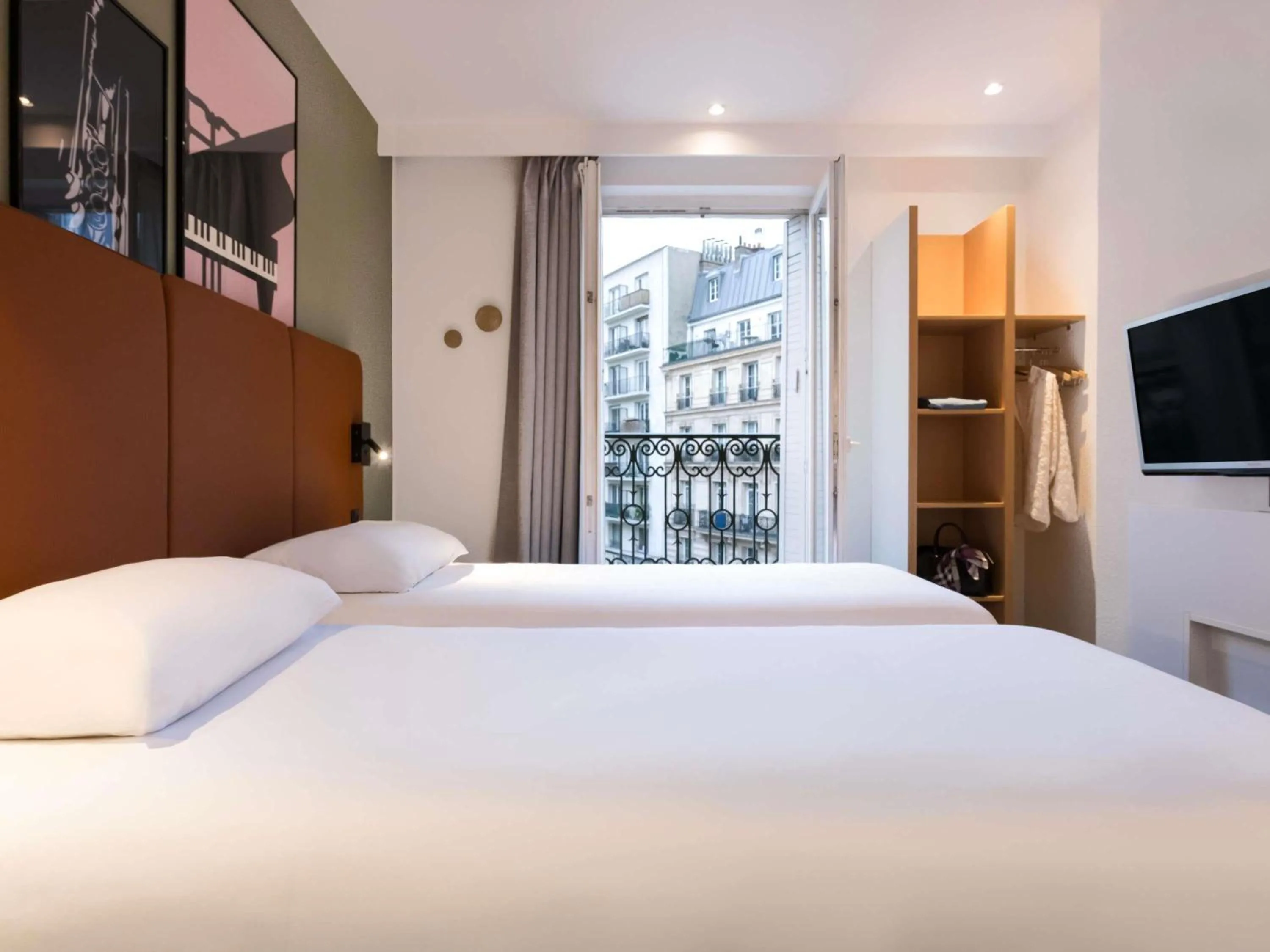 Property building, Bed in ibis Paris Gare du Nord TGV