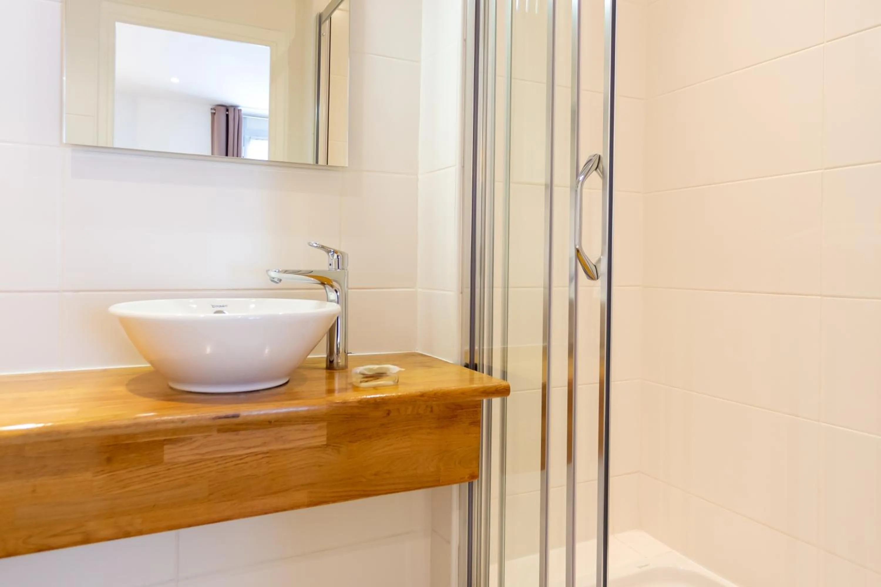 Shower, Bathroom in Hotel Colette