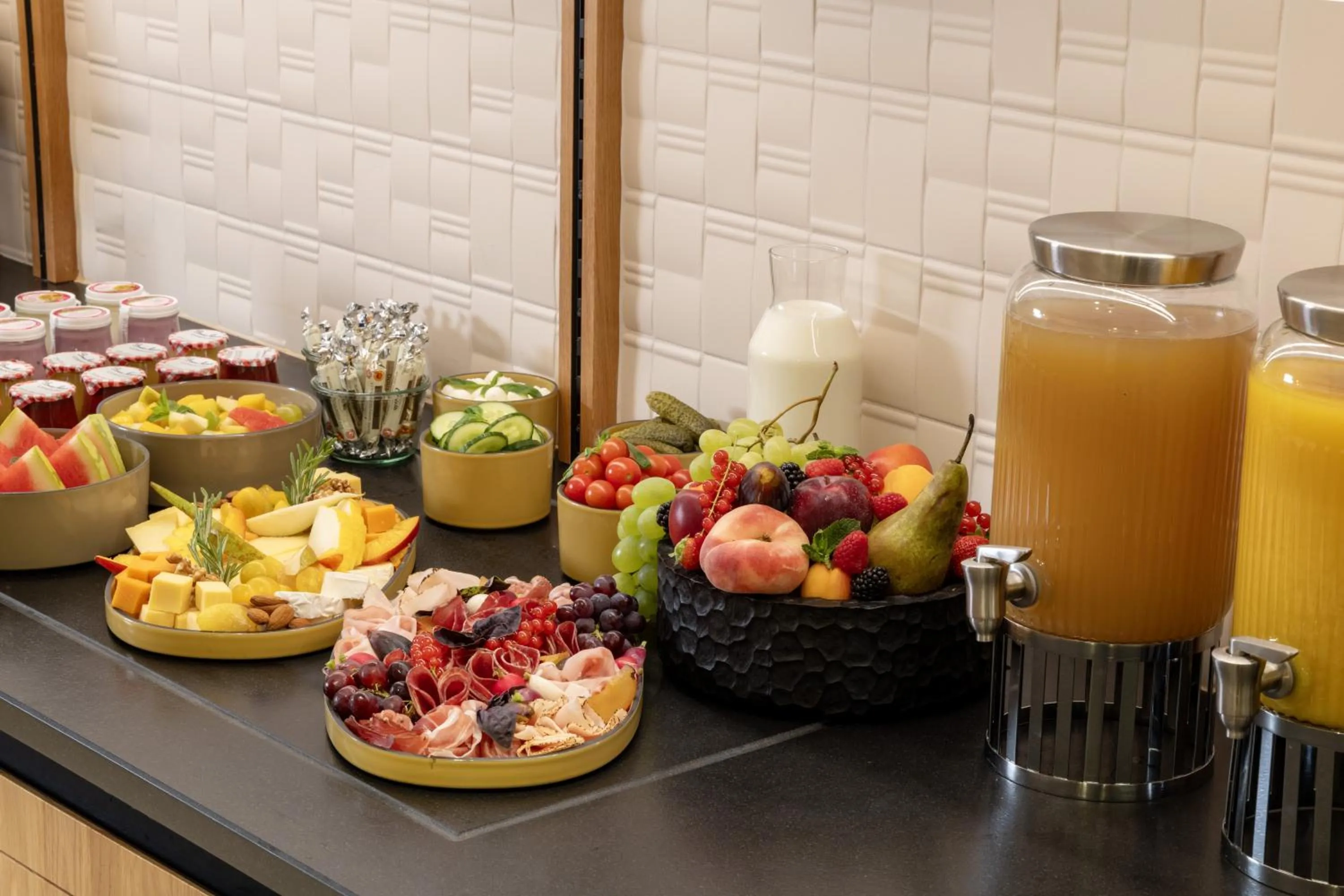 Buffet breakfast in Hôtel Brady