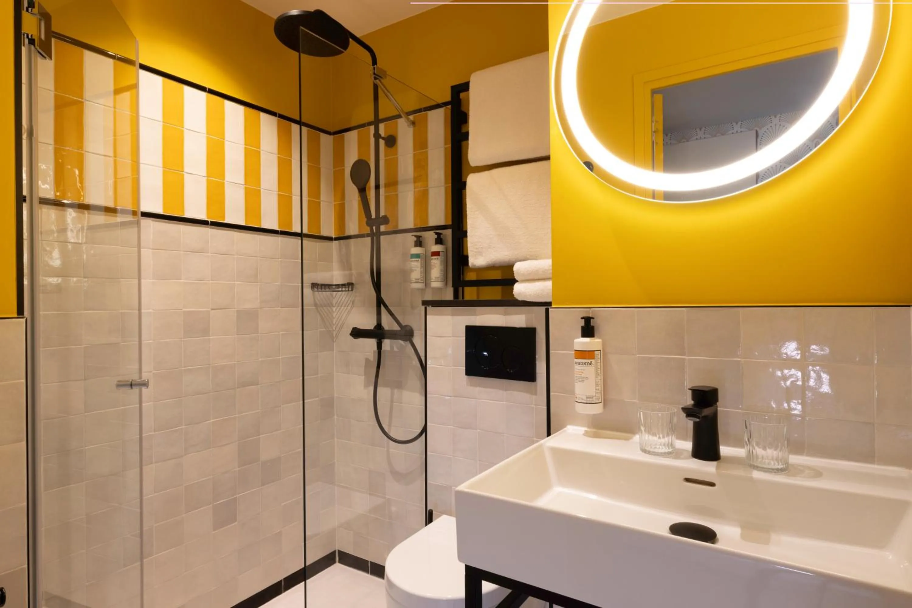 Shower in Hôtel Brady